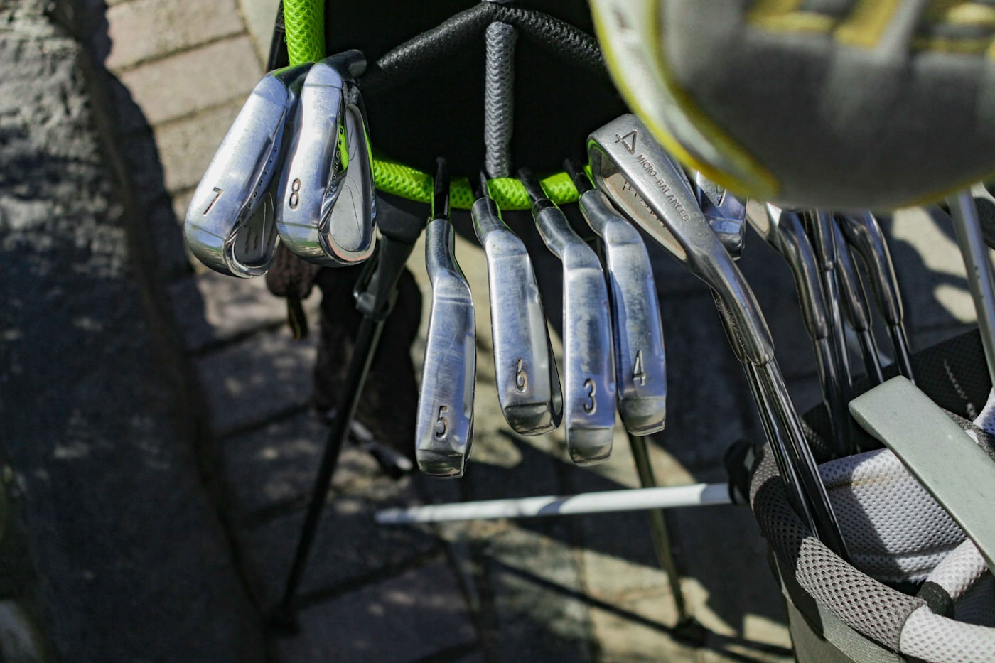 Série de fers de golf soigneusement rangés dans un sac