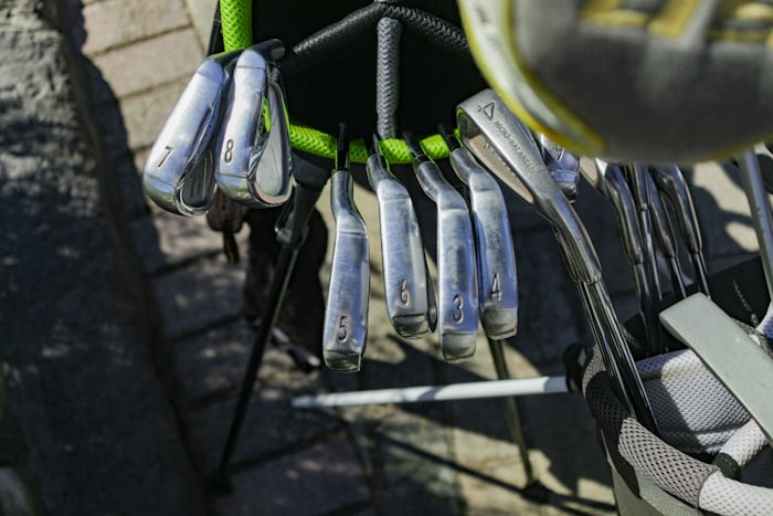 Série de clubs de golf rangés dans un sac, idéale pour débuter