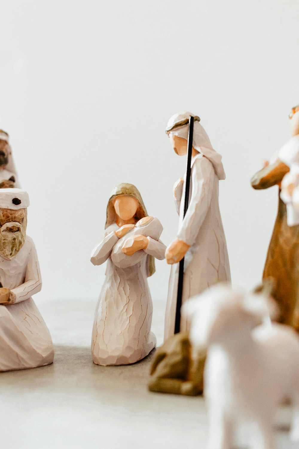 Un groupe de figurines de personnes tenant un bébé Jésus