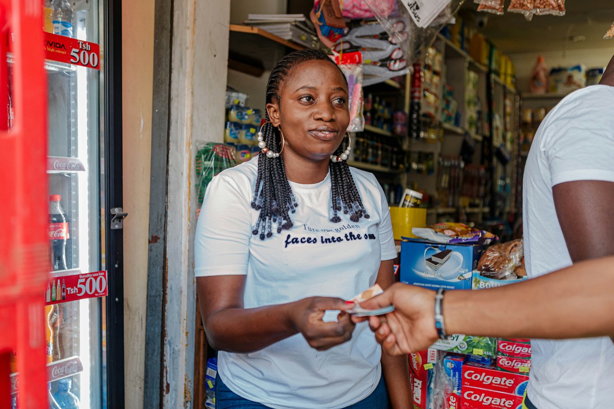 Commerçante servant une cliente dans sa boutique