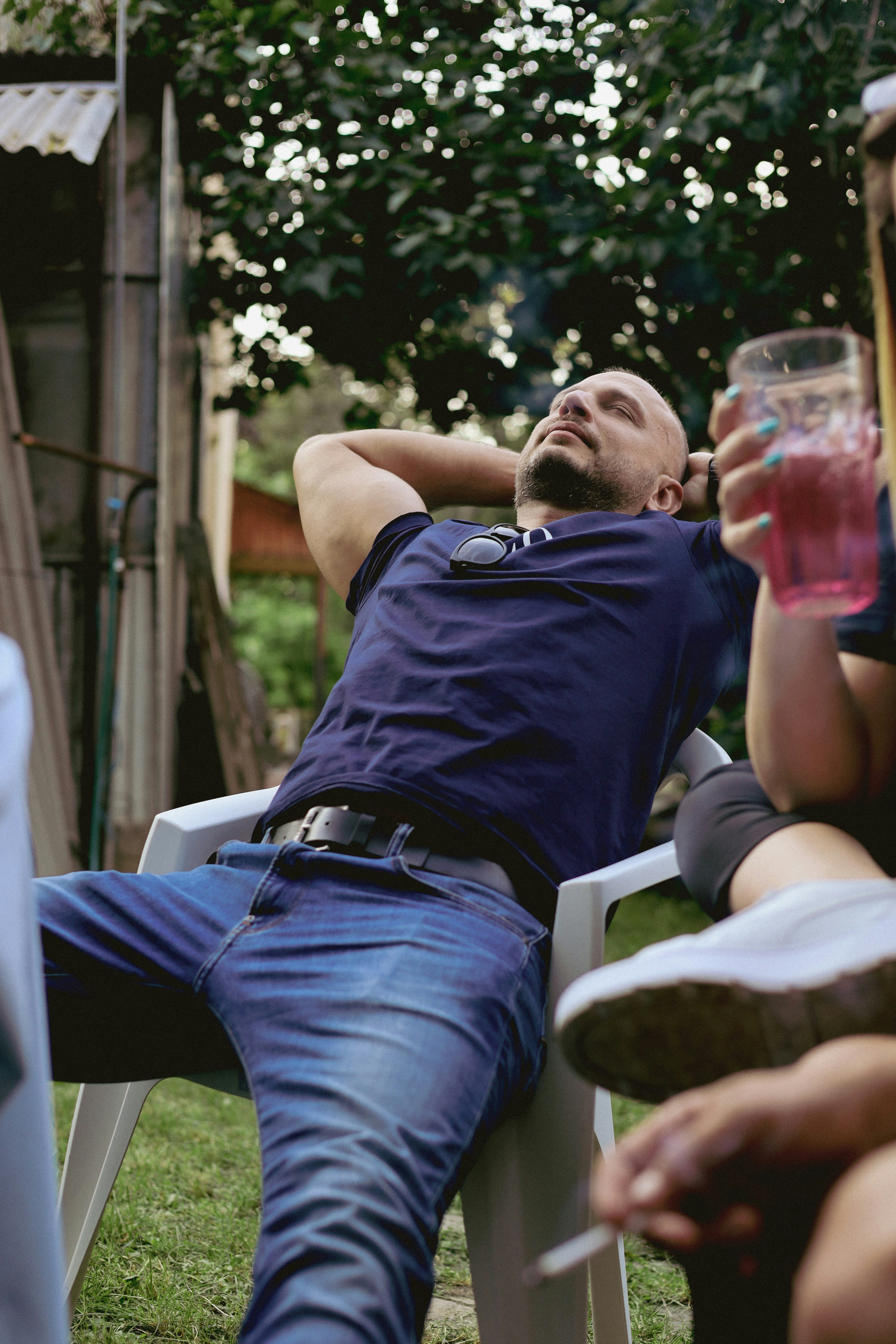 飲み物を手に椅子に座っている男