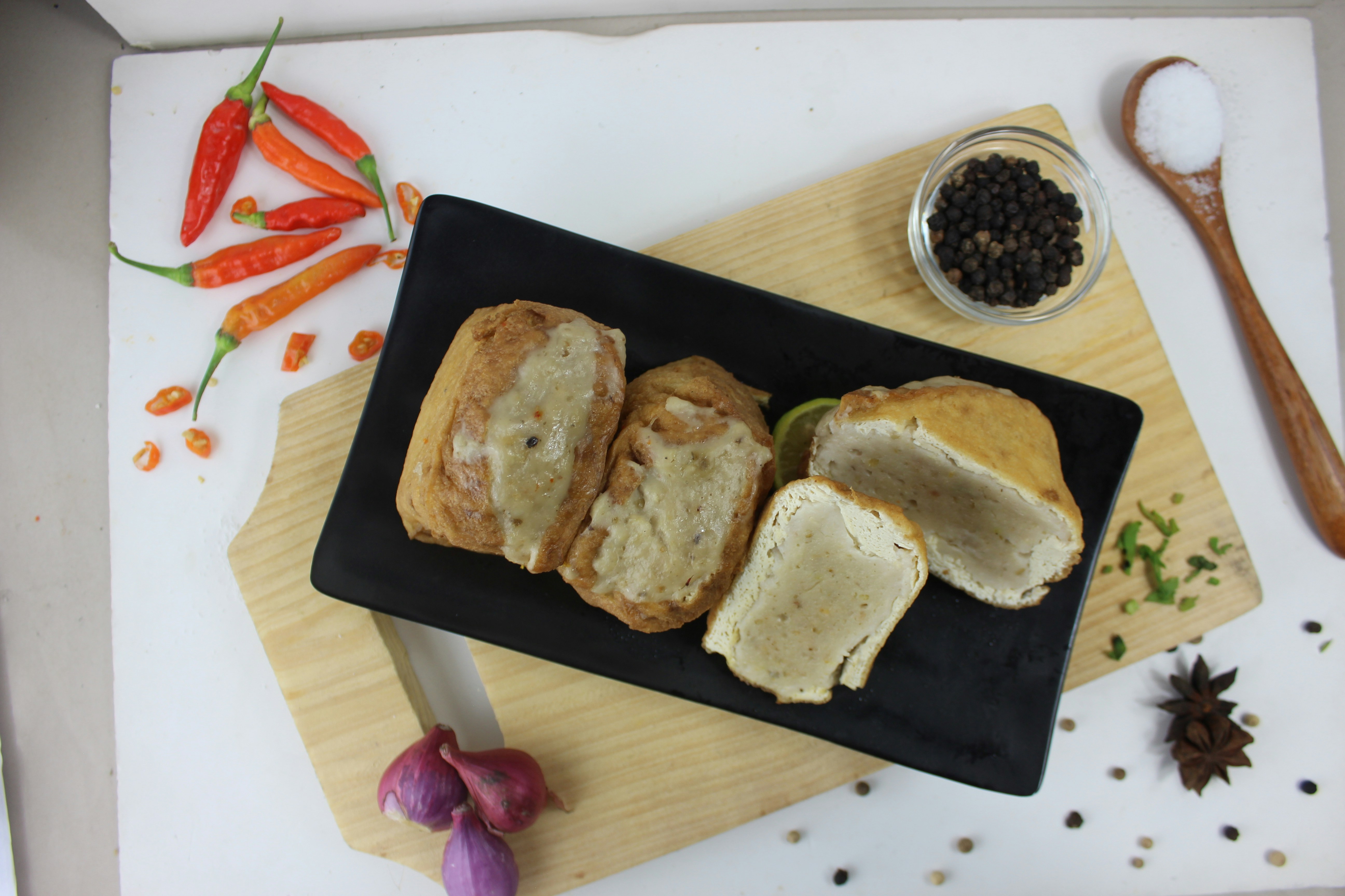 piring hitam dengan topping roti dan sayuran
