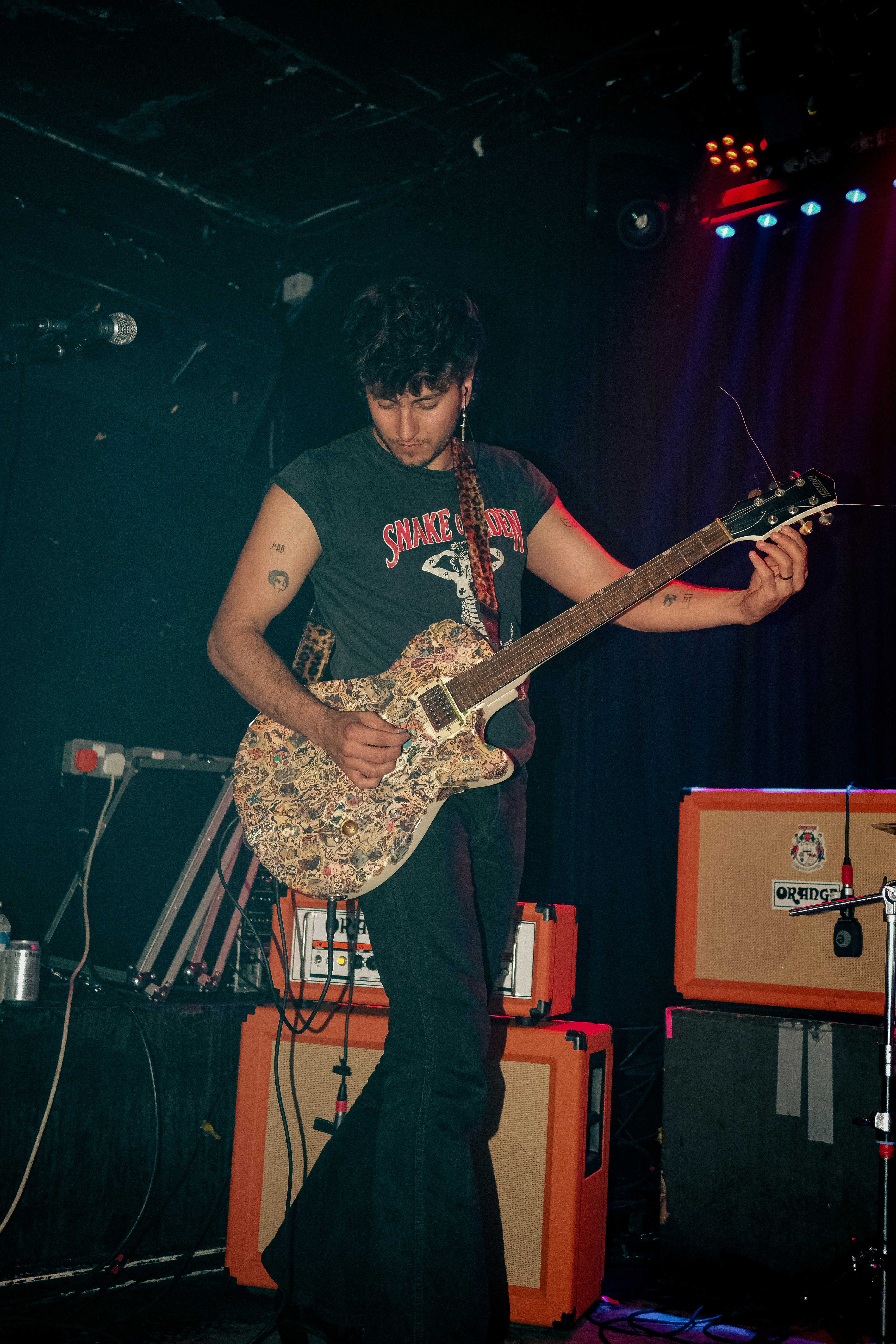 Un hombre tocando una guitarra en un escenario