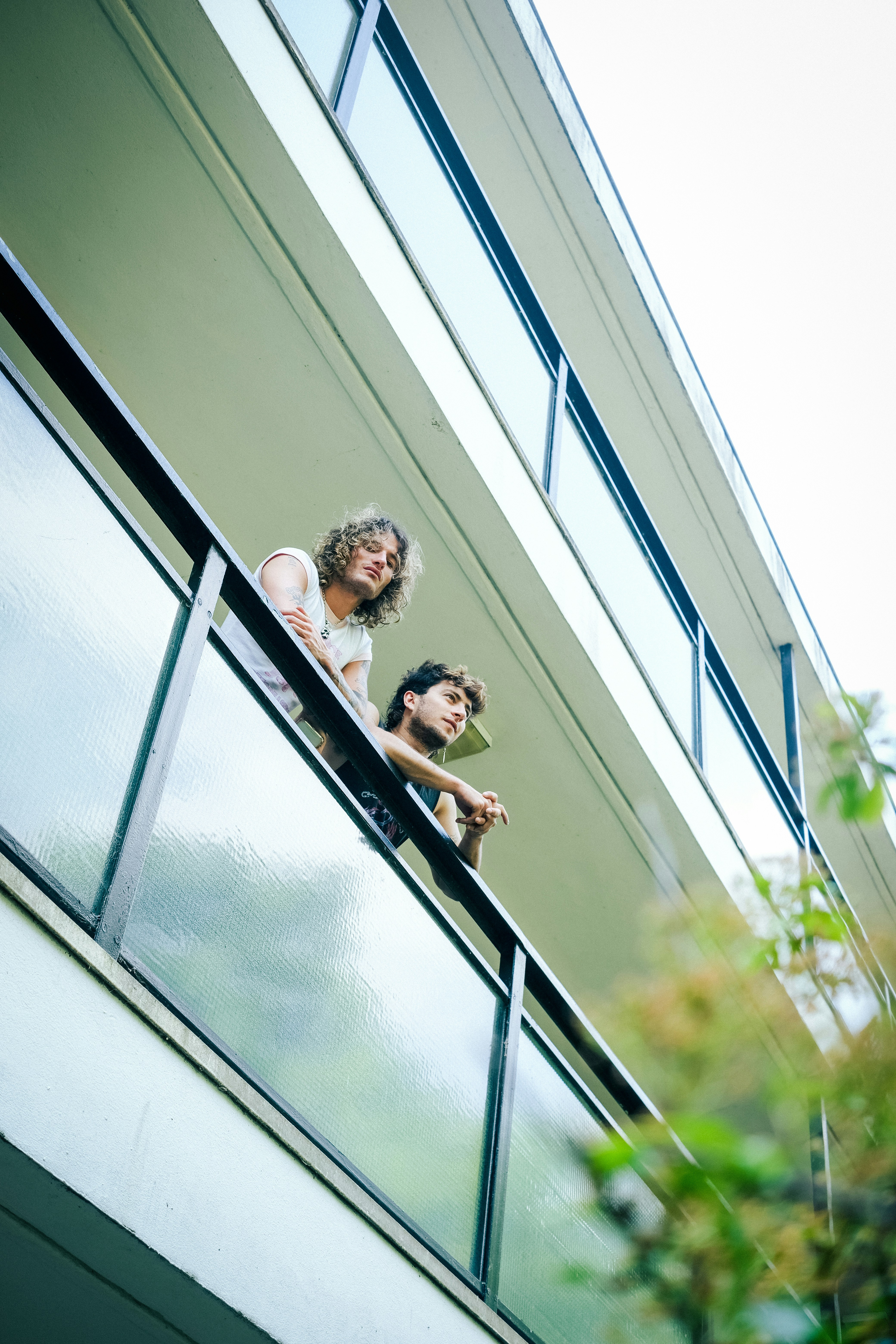 Un par de personas que están mirando por una ventana