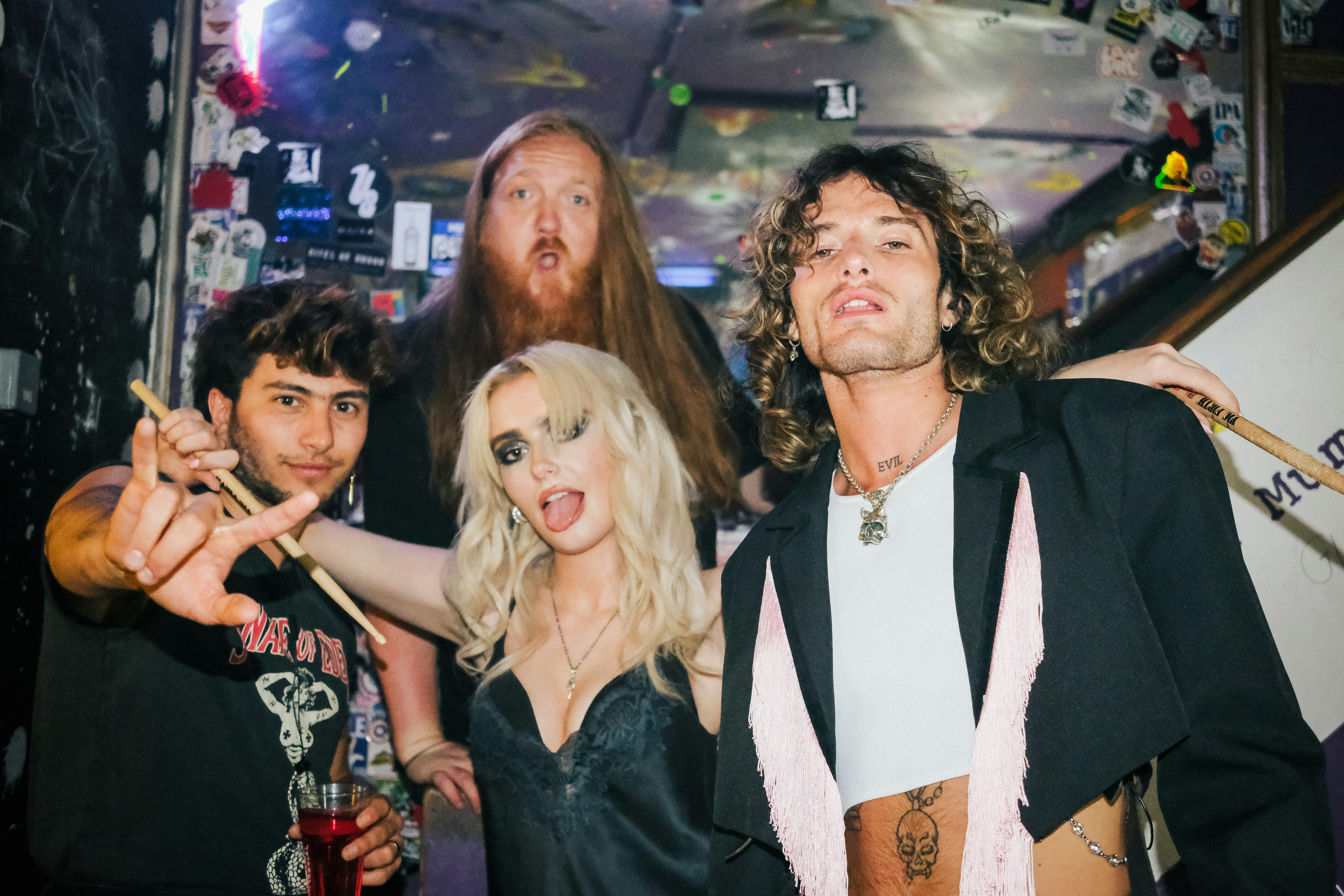 Un grupo de personas de pie una al lado de la otra