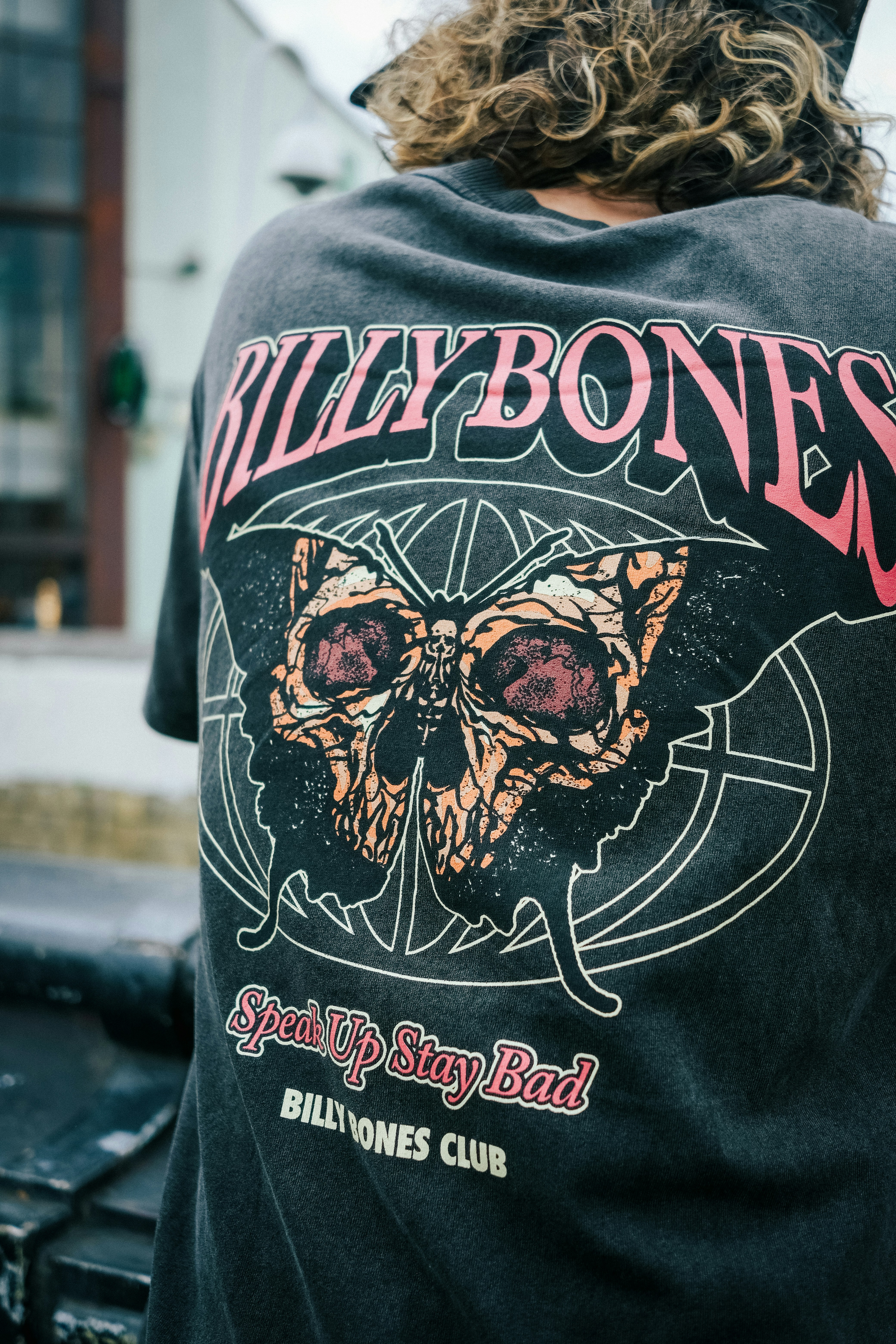 Un hombre con una camisa negra con una calavera