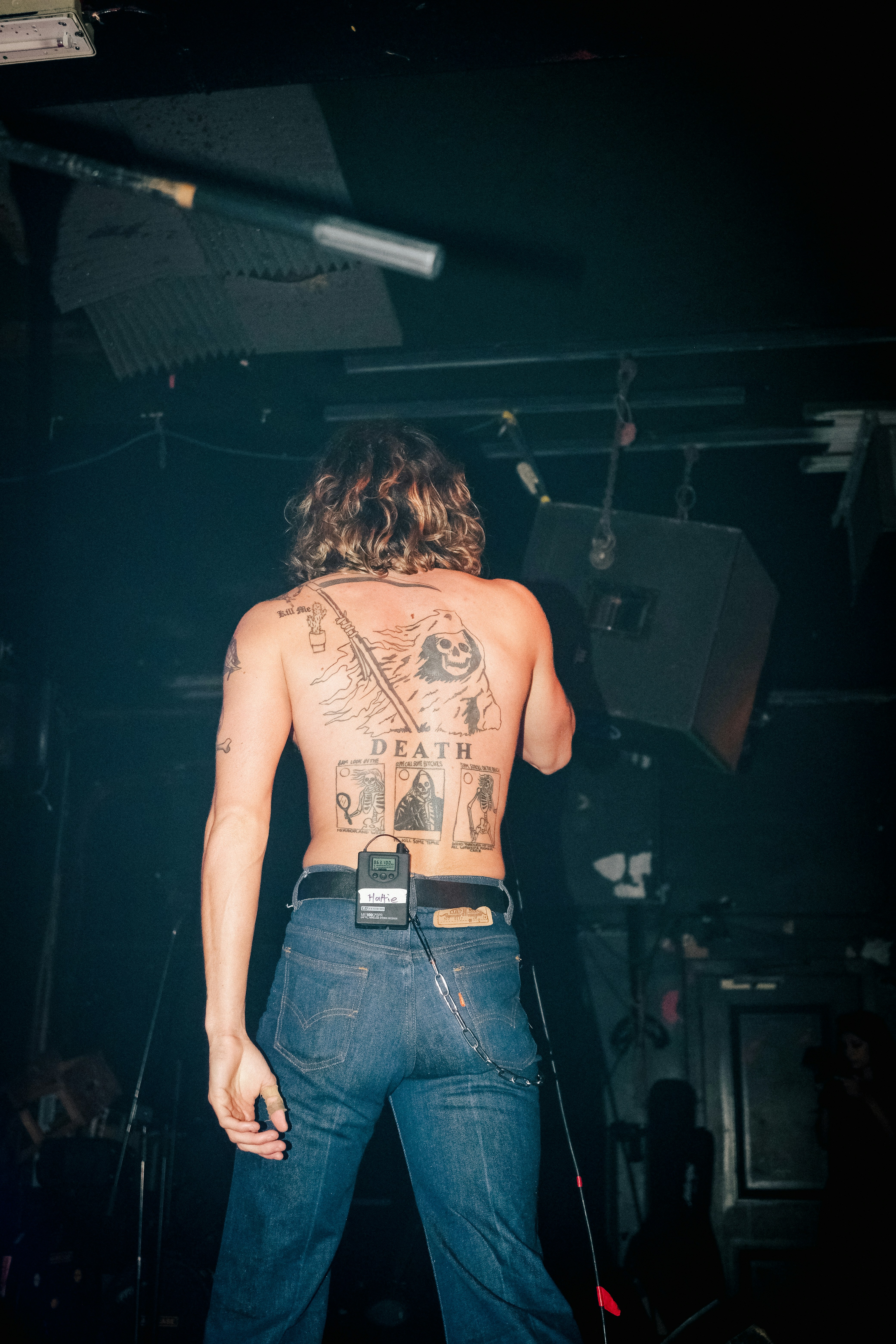 Un hombre con un tatuaje en la espalda