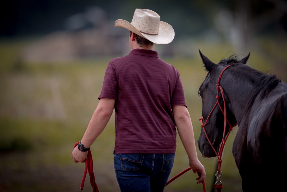 Un hombre con sombrero de vaquero paseando a caballo