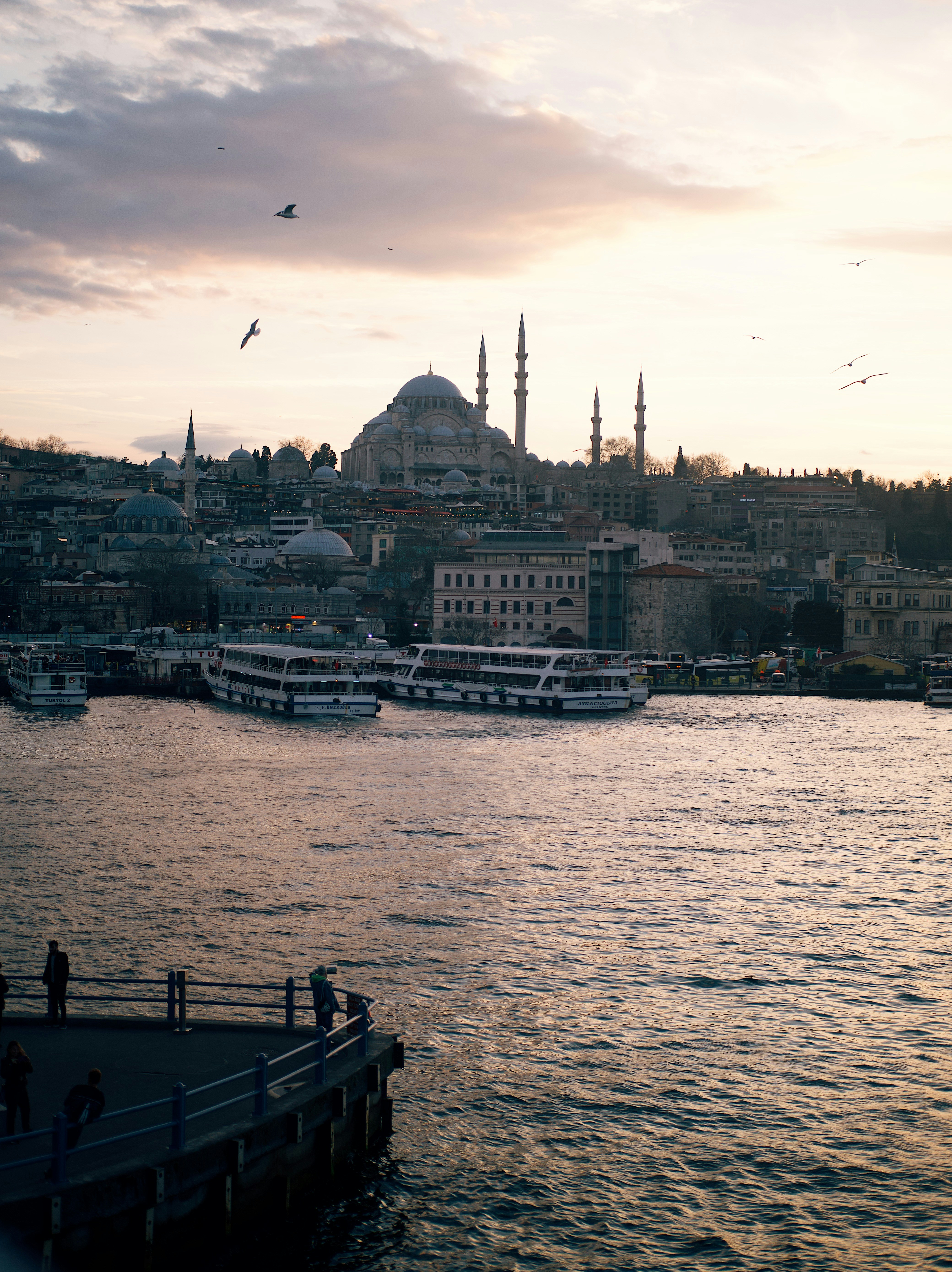 un grande specchio d'acqua con barche in esso
