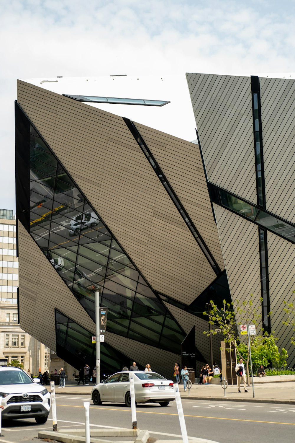 Un gran edificio con un diseño triangular en el lado de la misma