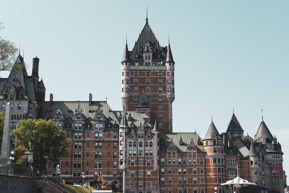 Un grande castello come edificio con una torre dell'orologio