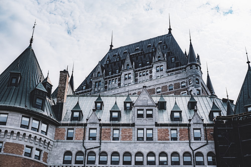 Un gran edificio con muchas ventanas y un fondo de cielo