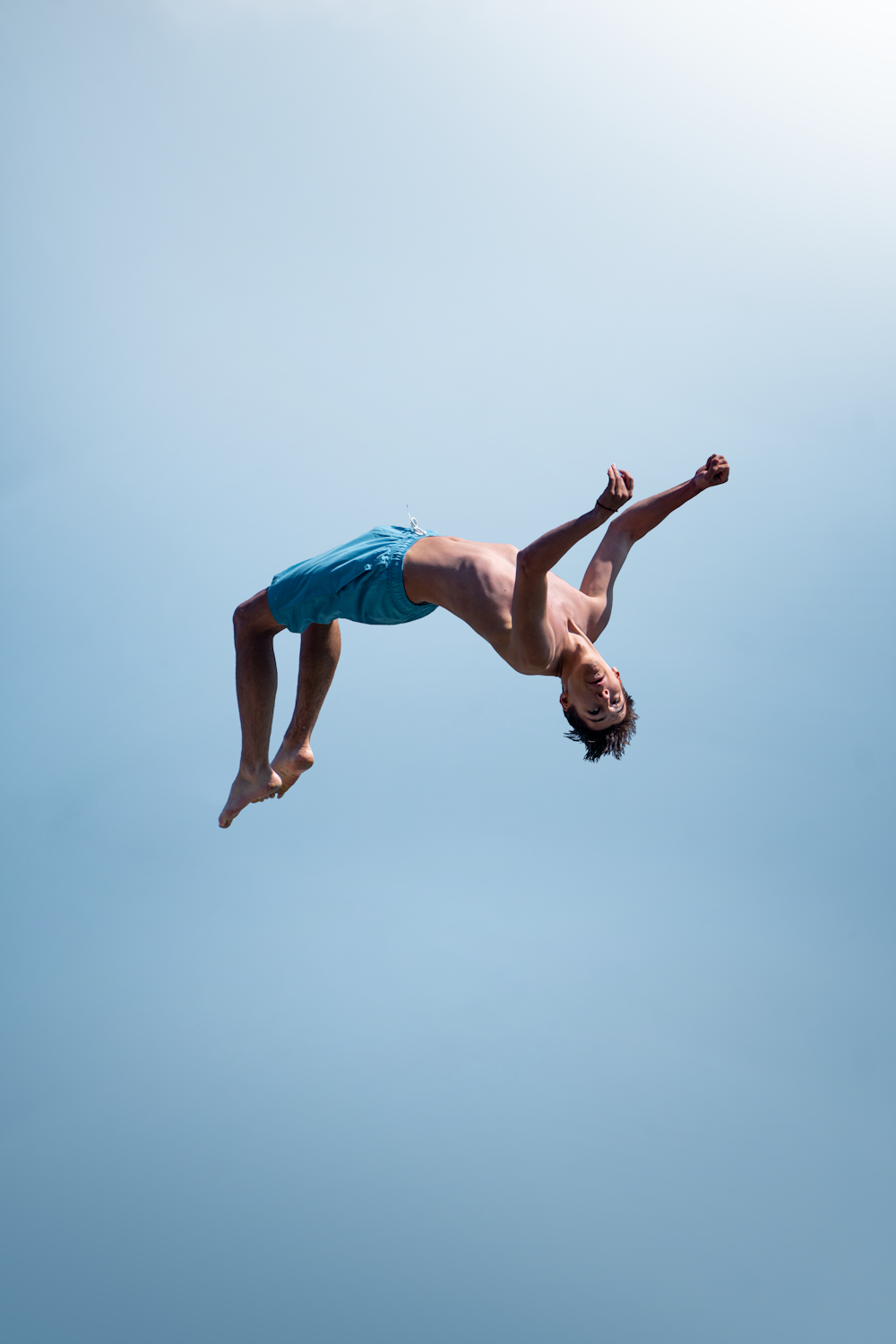 Un hombre en el aire haciendo un truco en una tabla de surf