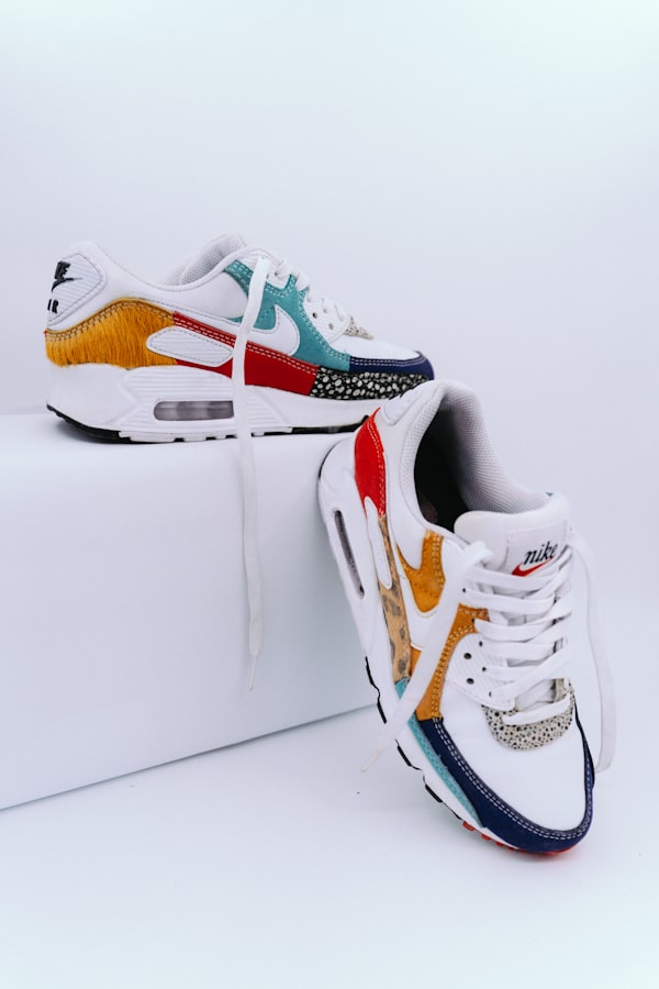 Sneakers auf einer schlichten Box