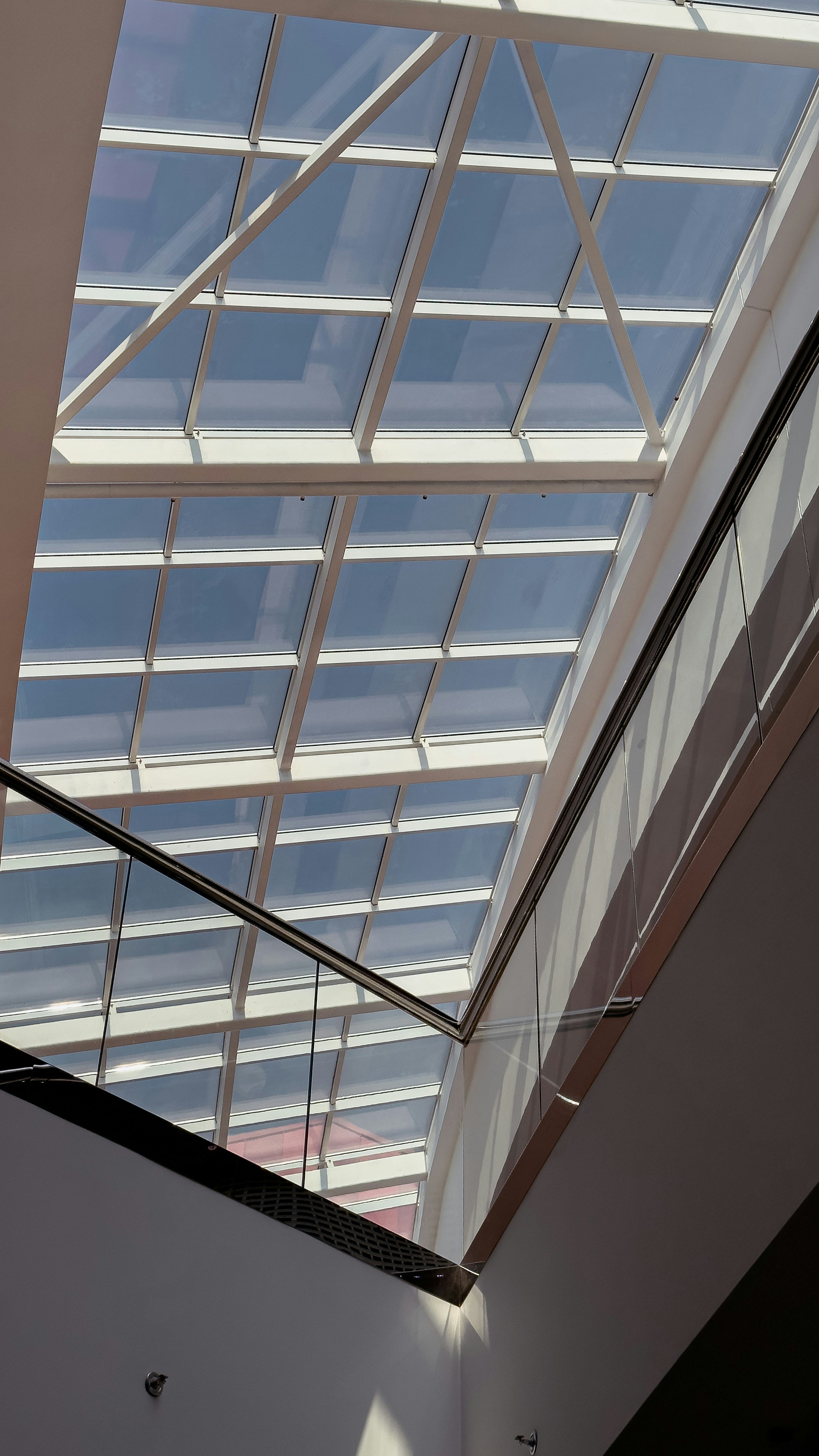 Una vista de un techo de cristal en un edificio