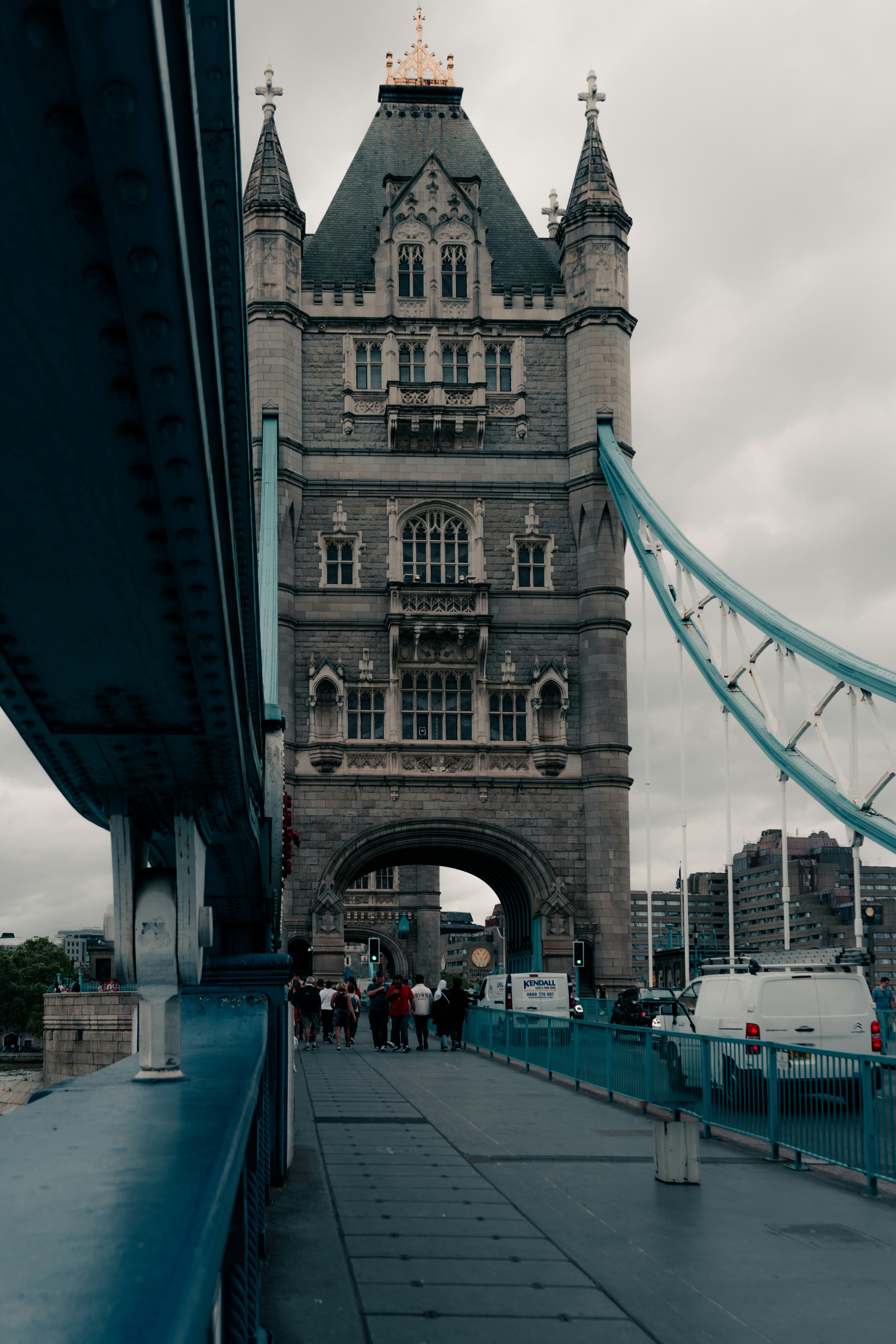 un puente que tiene una torre con un reloj
