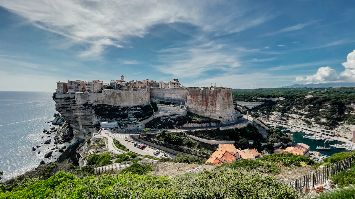 La citadelle de Bonifacio perchée sur ses falaises de calcaire blanc