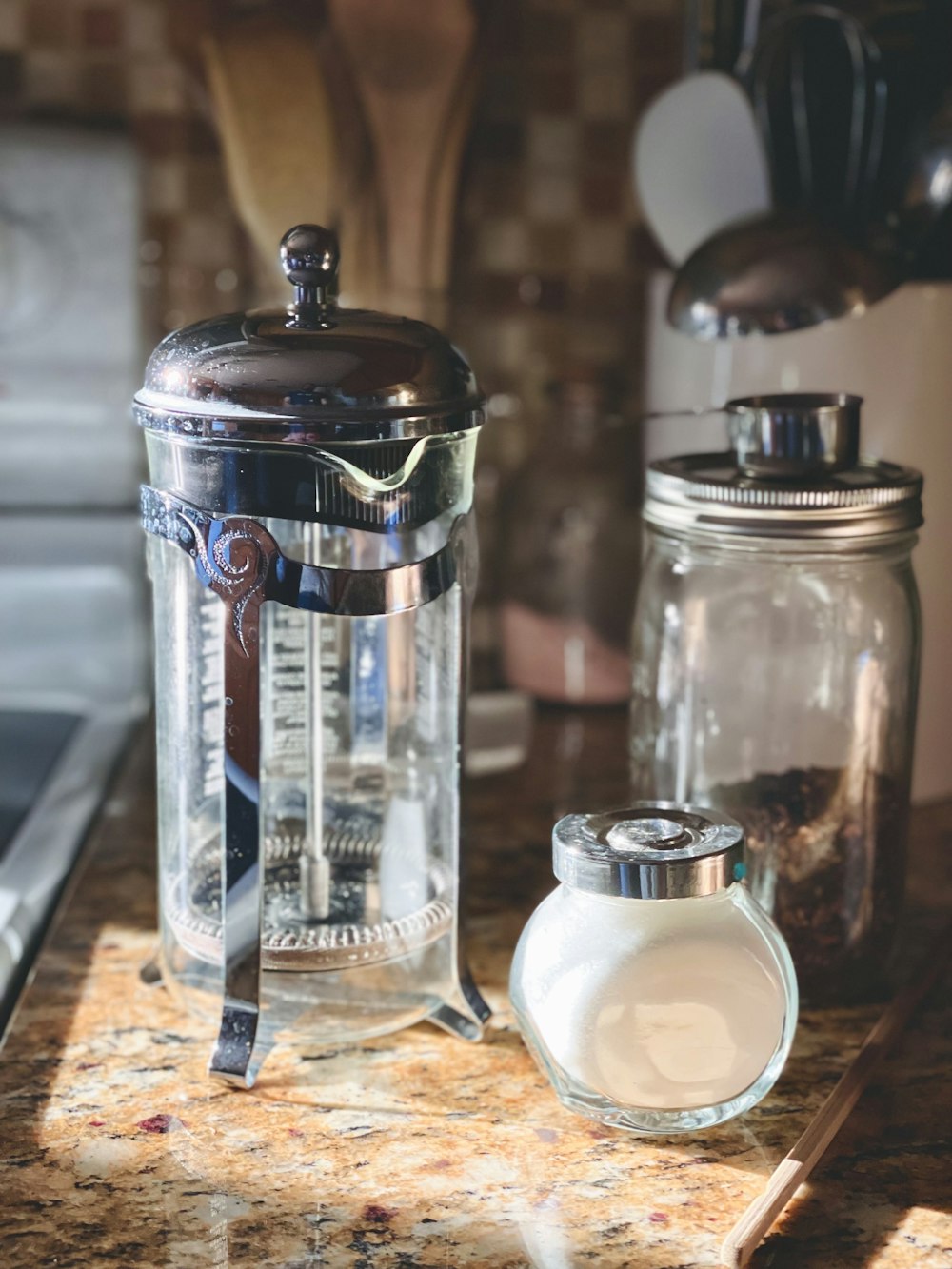 液体で満たされたガラス瓶で覆われたキッチンカウンター
