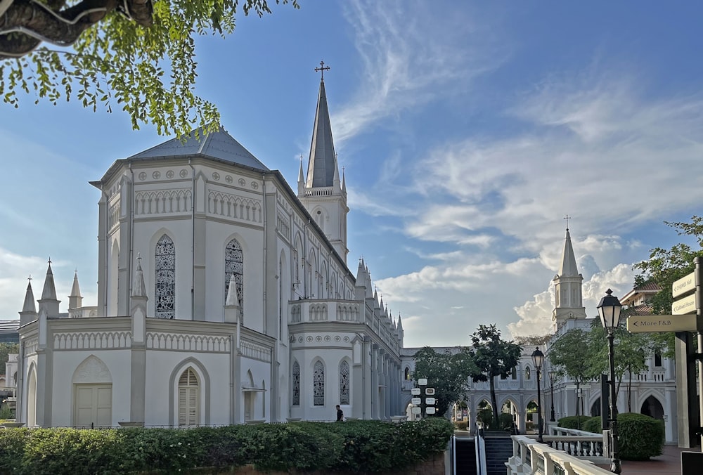 Una gran iglesia blanca con un campanario en la parte superior