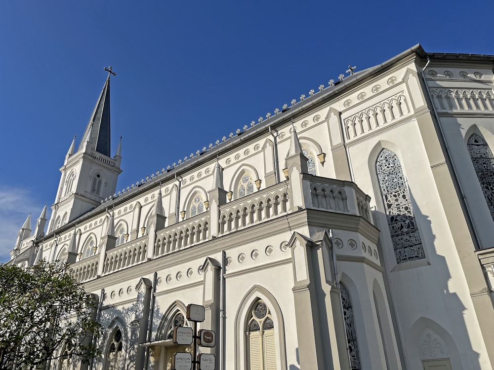 una iglesia con un campanario y una torre del reloj