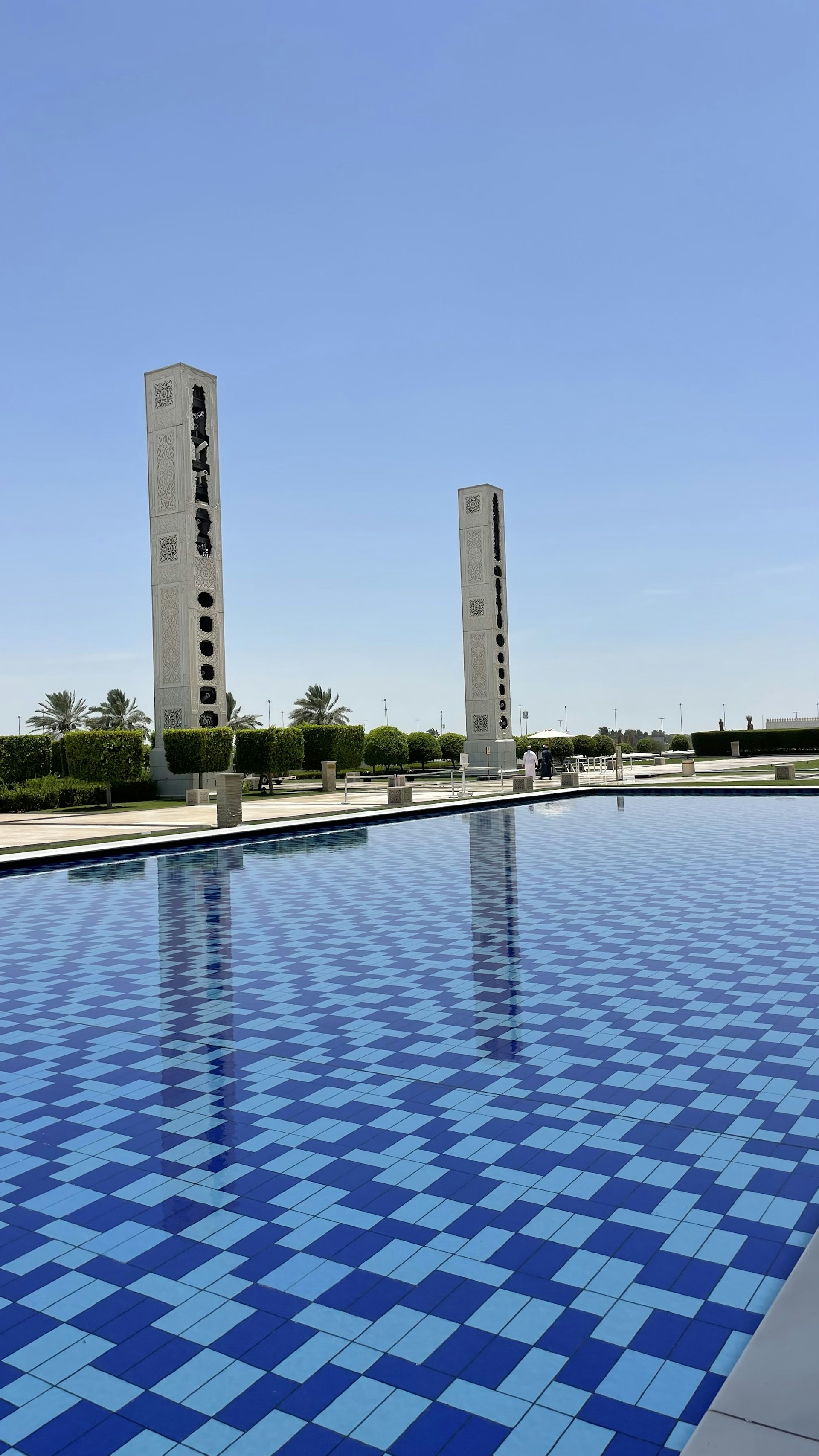 gray computer monitor