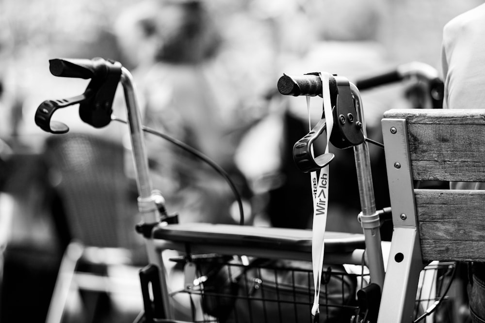 바구니가 있는 자전거의 흑백 사진