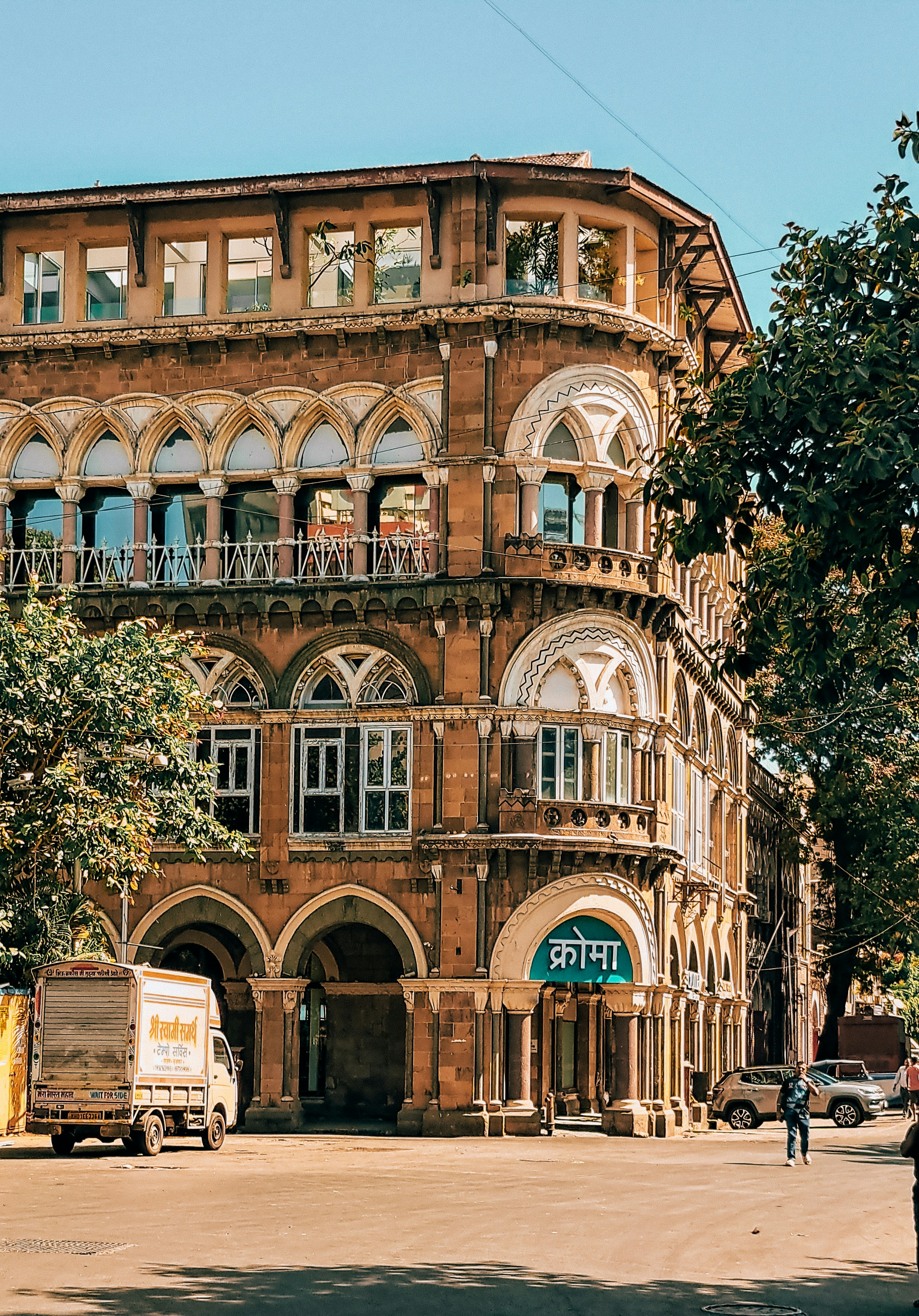 트럭이 앞에 주차되어 있는 오래된 건물