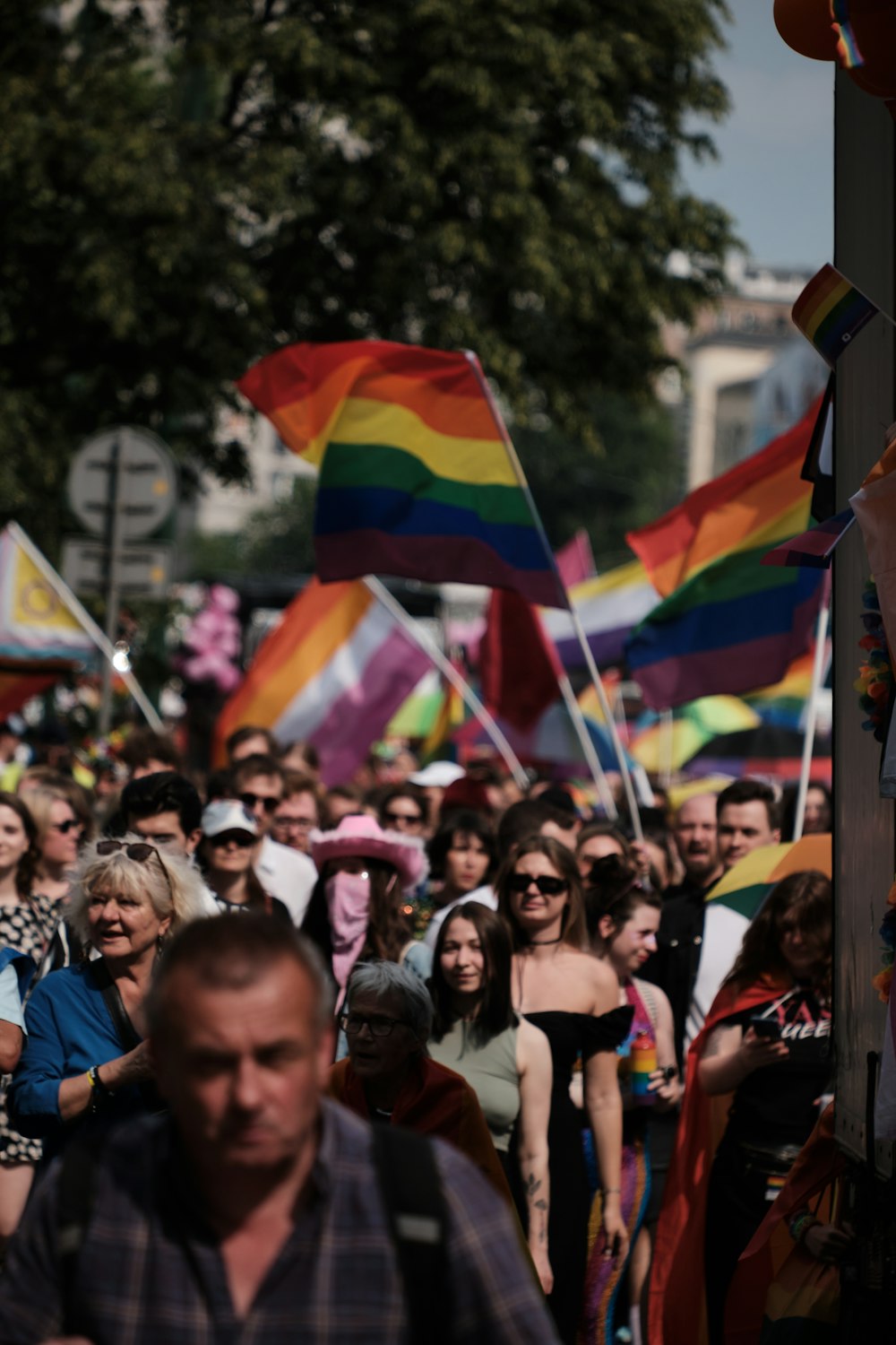 eine große gruppe von menschen, die eine straße entlang gehen