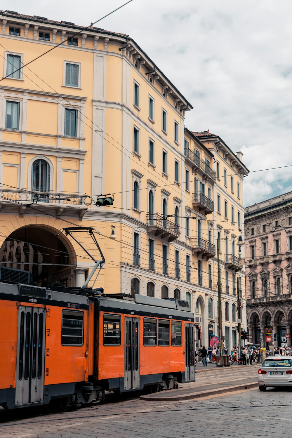 un treno su un binario di fronte a un edificio