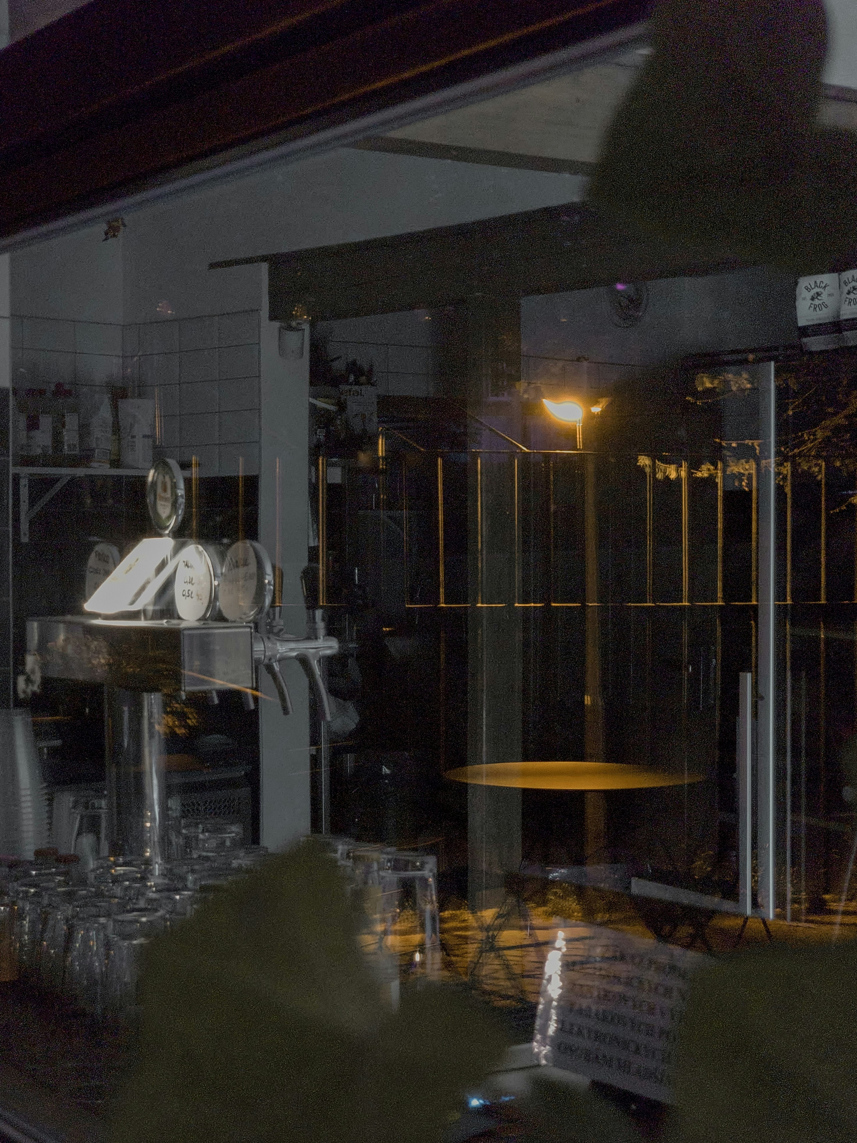 une fenêtre avec une horloge et une table devant elle