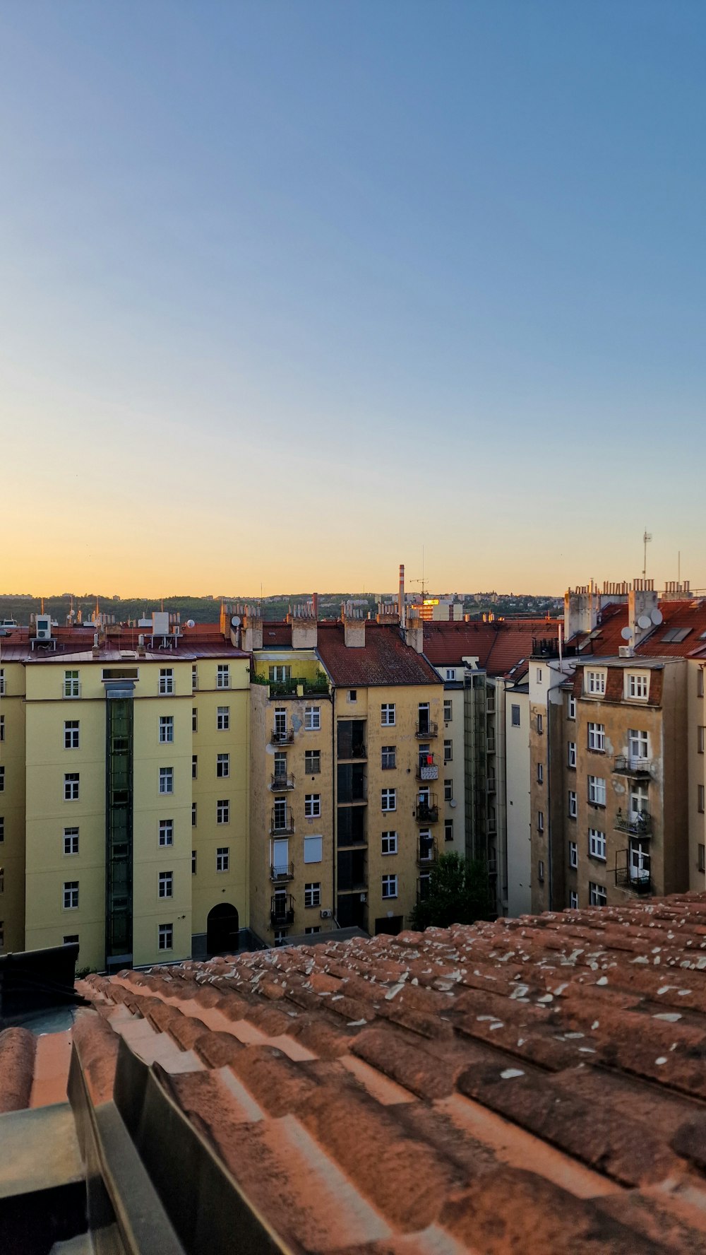 Una vista de una ciudad desde una azotea