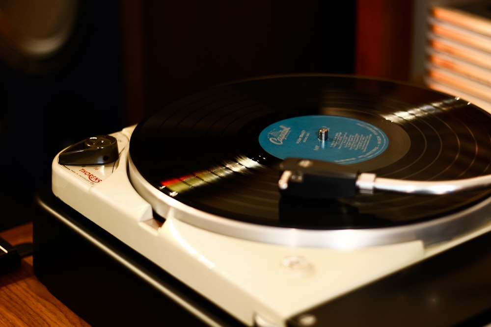 un tocadiscos sentado encima de una mesa de madera