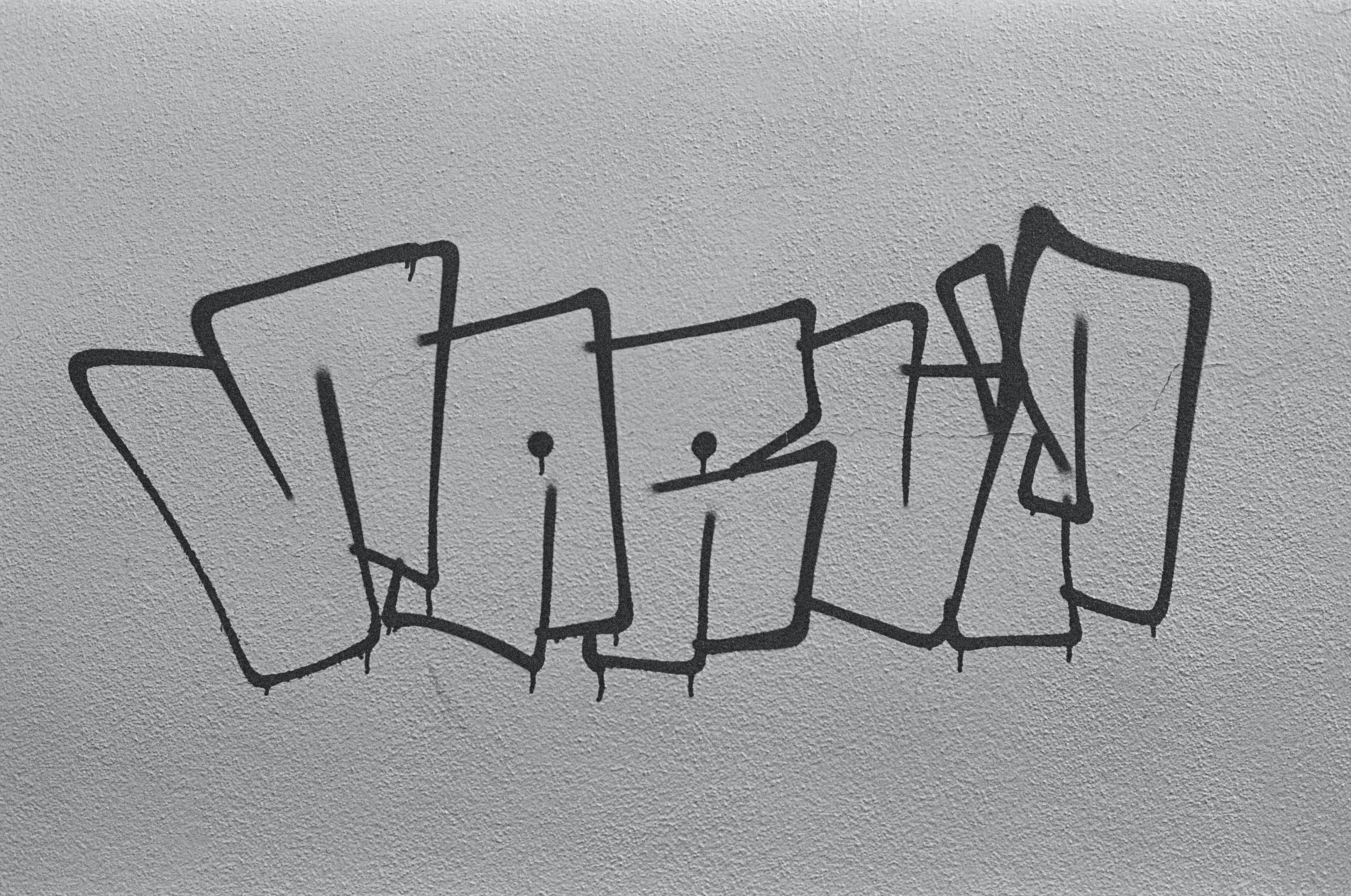 Graffiti Tag – Leica R7 (1994), Summicron-R 2.0 35mm (1978). Hi-Res analog scan by www.totallyinfocus.com – Kodak T-MAX 400 (expired 2008)