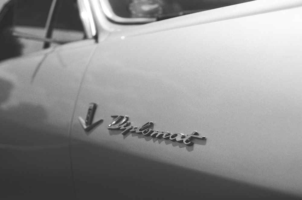 Une photo en noir et blanc d’une voiture classique