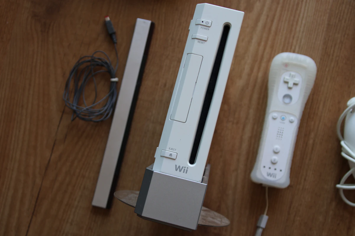 Nintendo Wii-console met afstandsbediening op een tafel