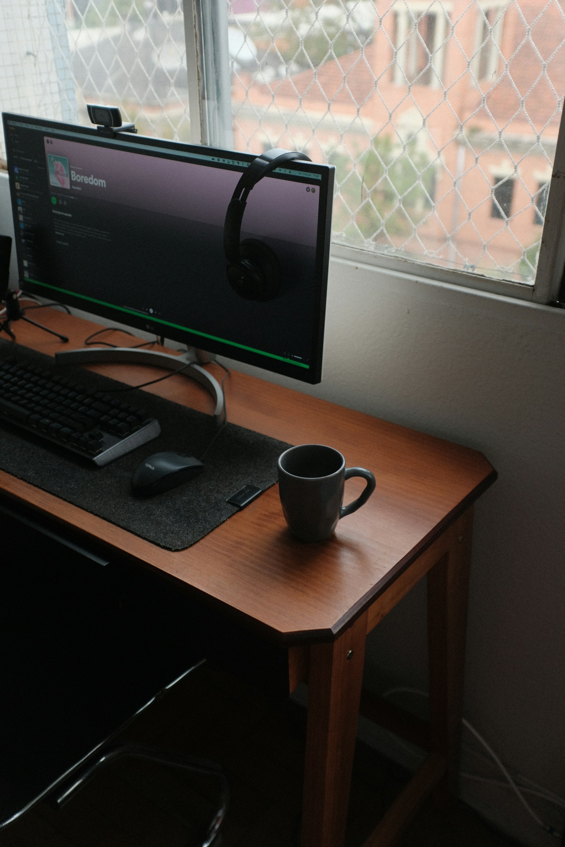 gray computer monitor