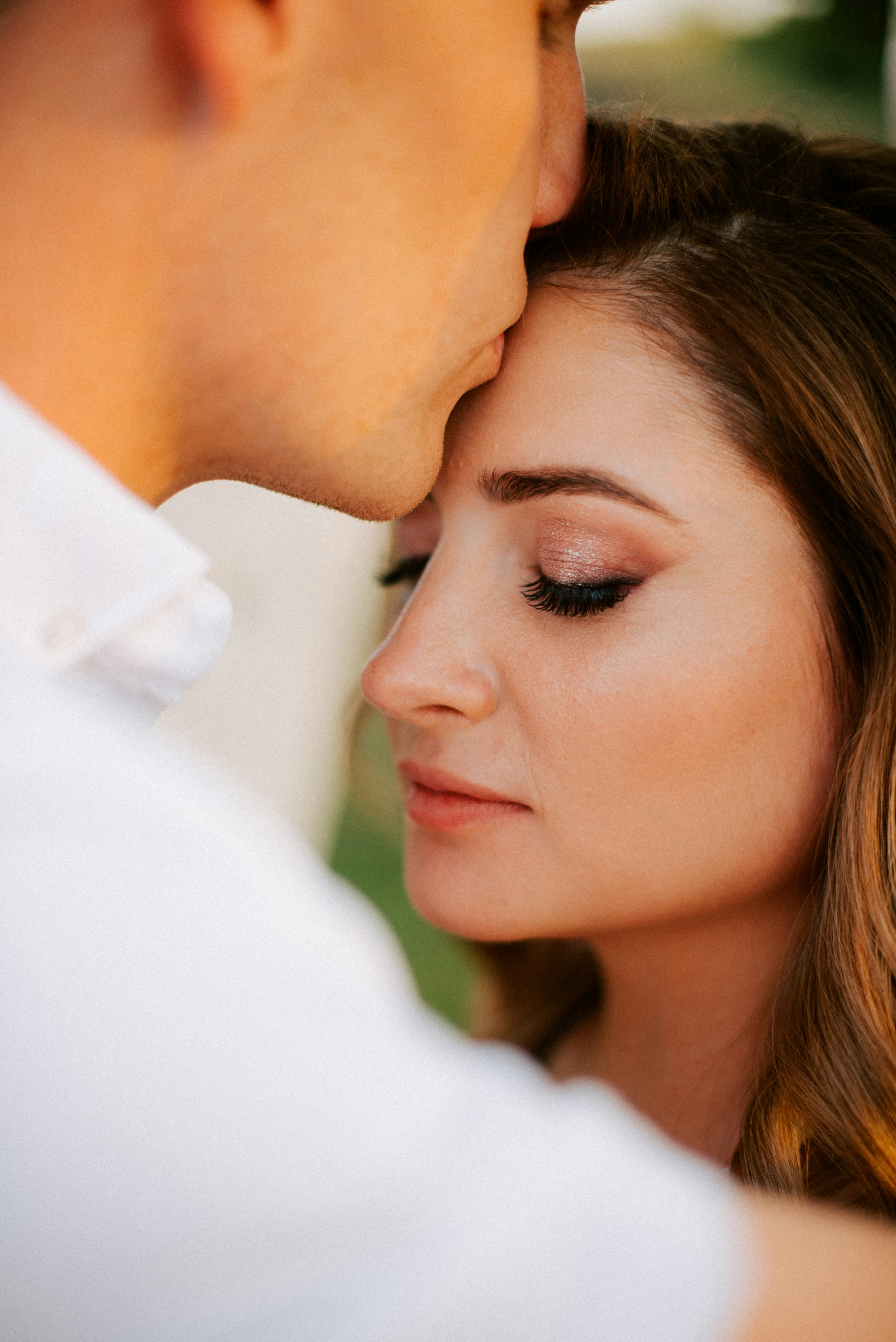Un hombre besando la frente de una mujer con los ojos cerrados foto –  Imagen de Mujer gratuita en Unsplash, image size:3000x4494
