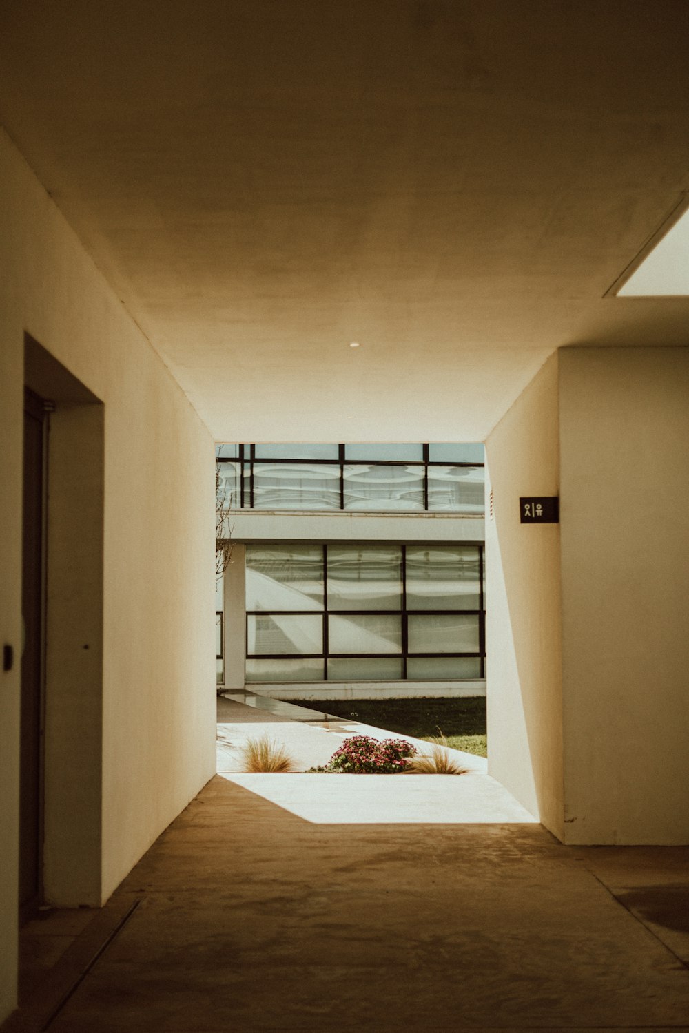 un couloir vide menant à un grand bâtiment