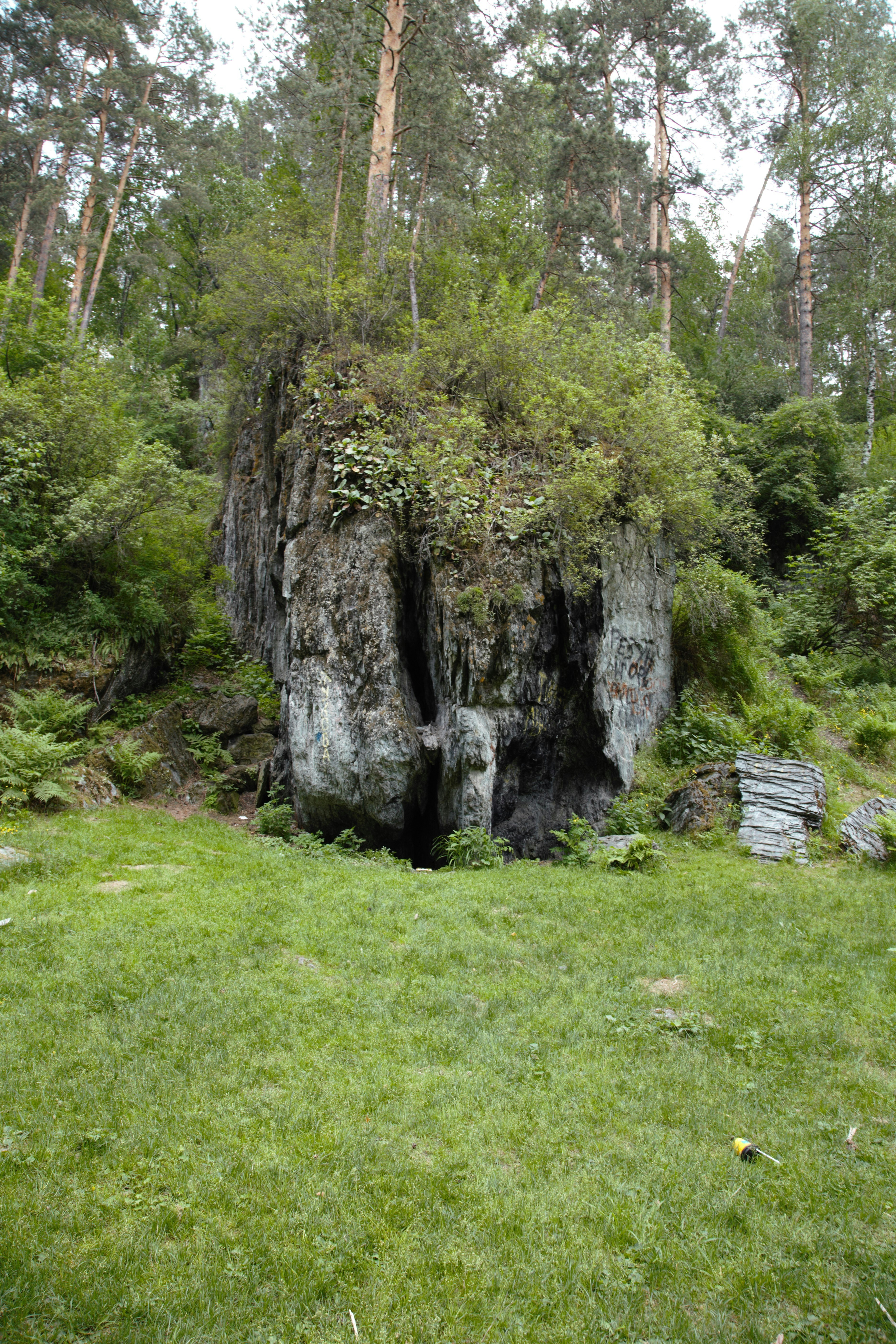 A large rock formation in the middle of a forest photo – Free Land ...