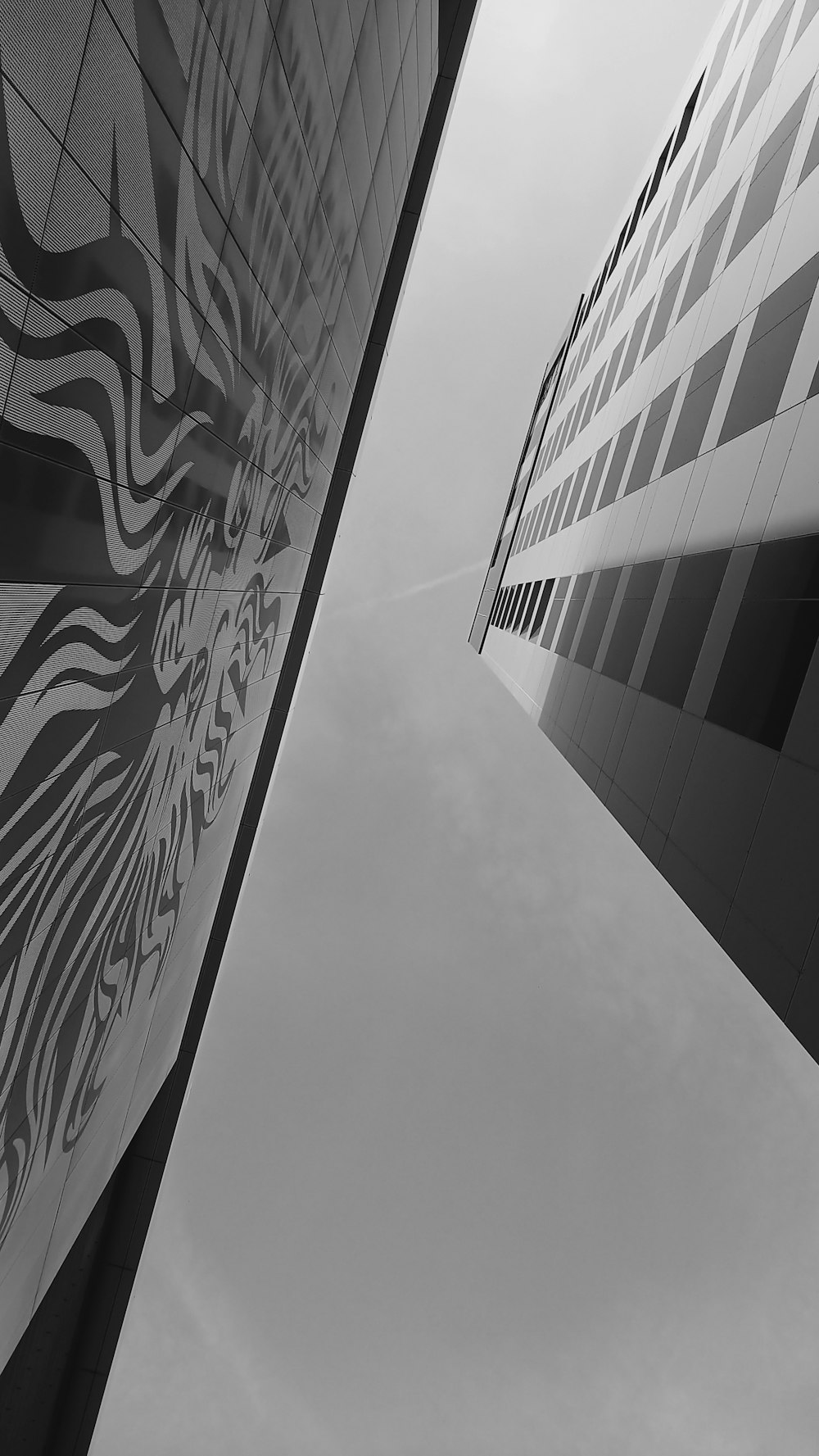 두 건물의 흑백 사진
