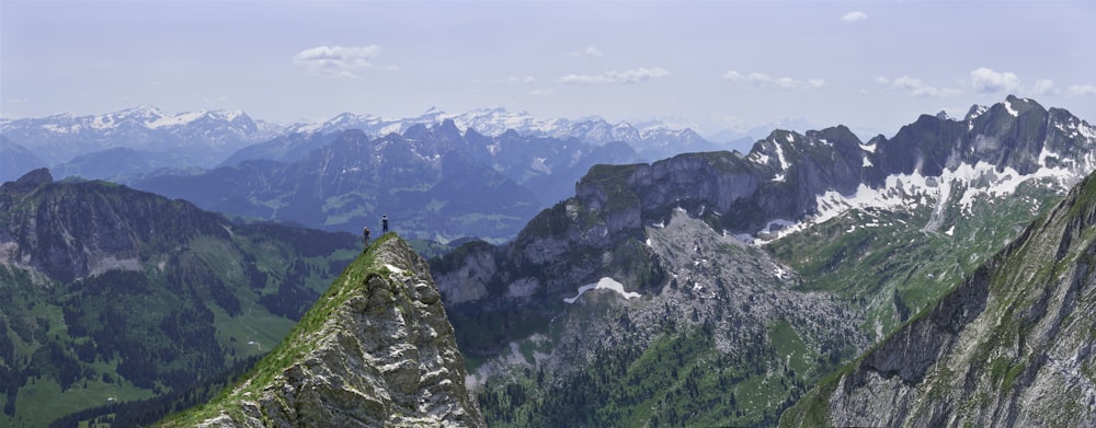 Un uomo in piedi sulla cima di un'alta montagna