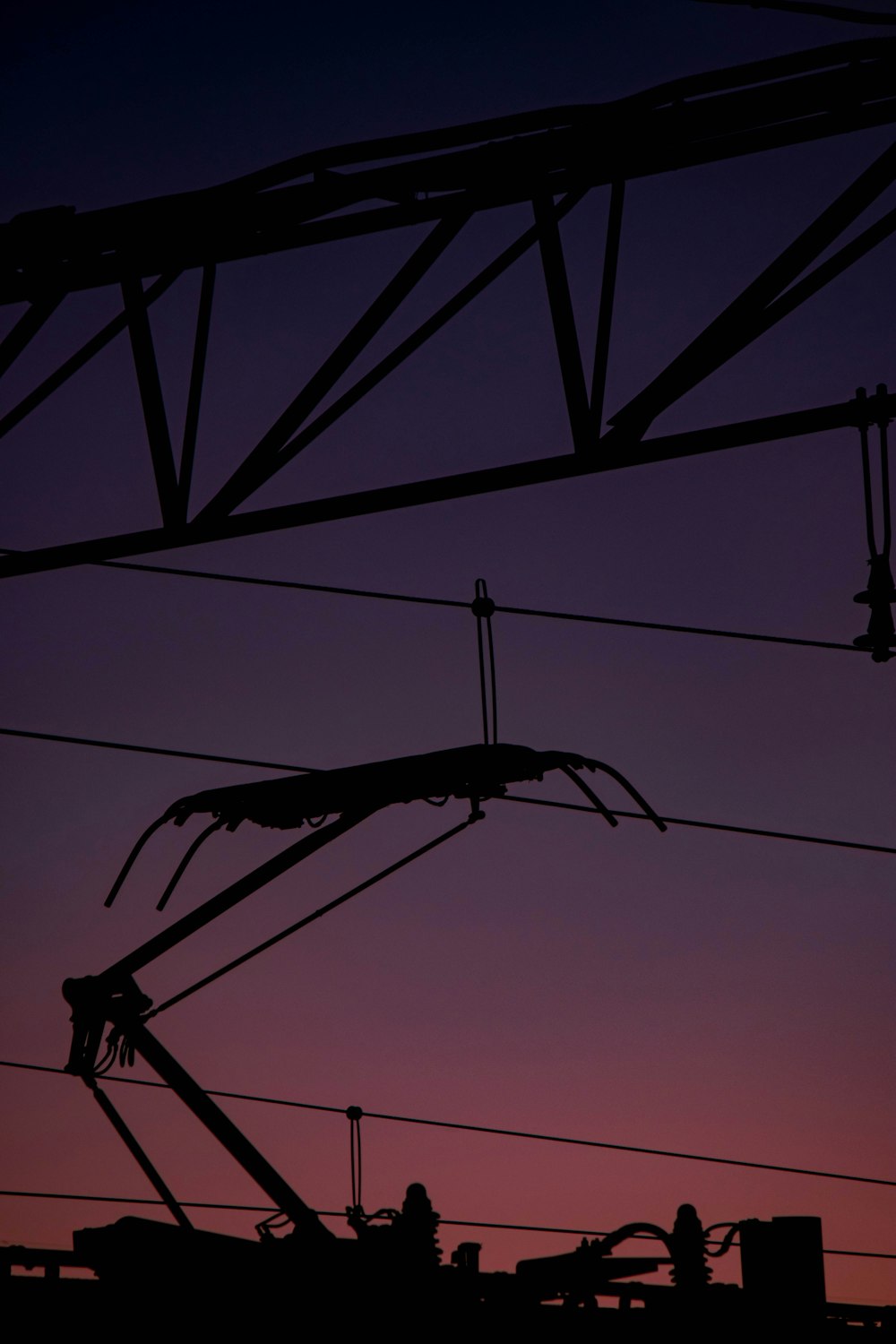 La silhouette des lignes électriques sur un ciel violet