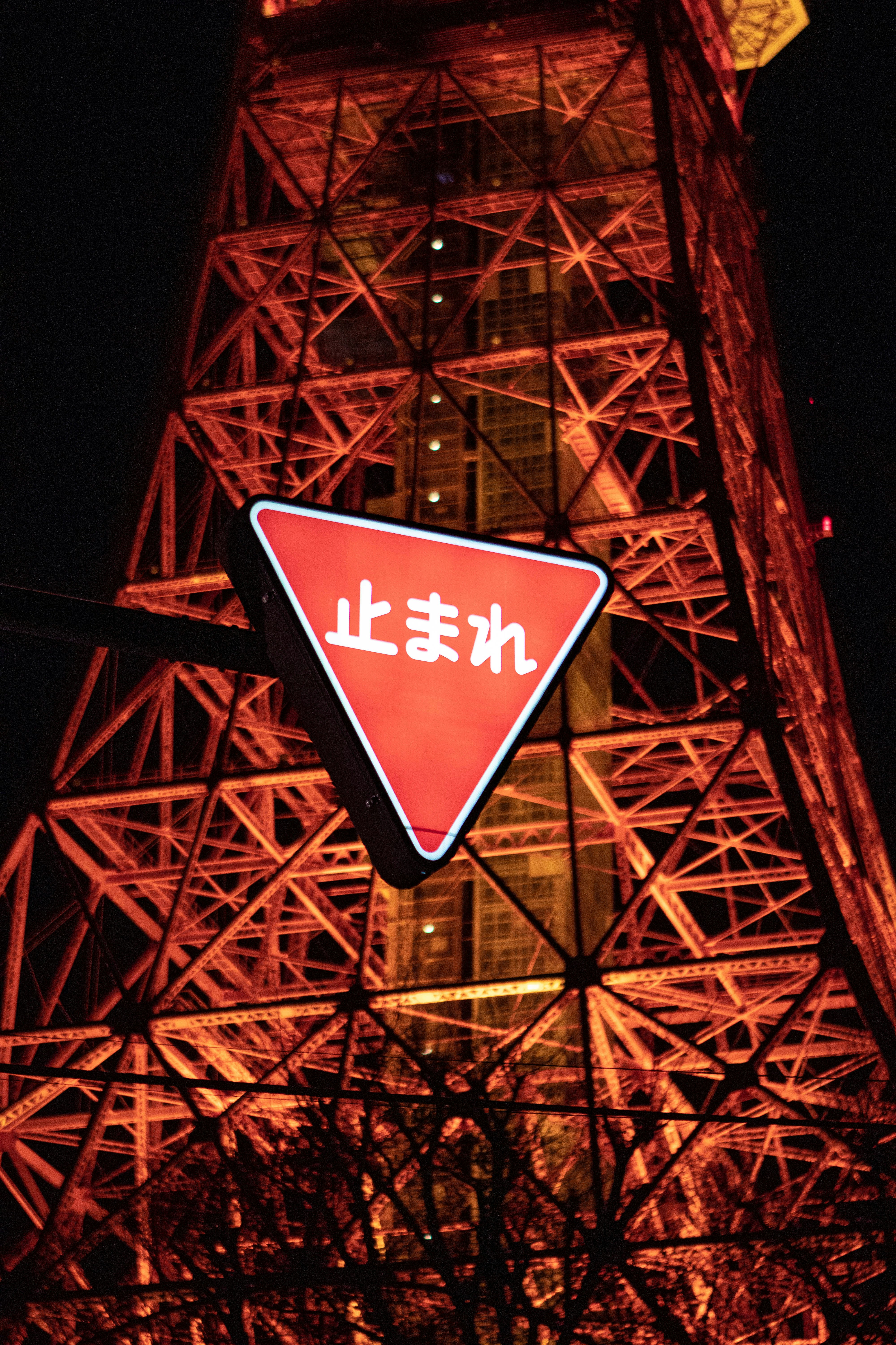 Uma placa de rua em frente à Torre Eiffel