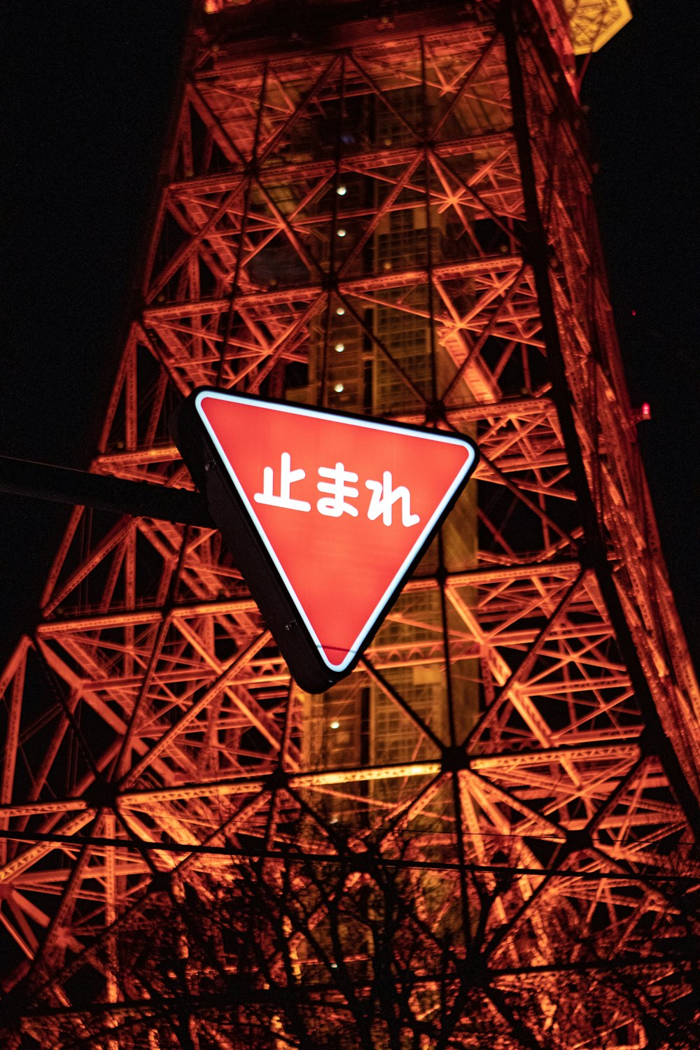 a street sign in front of the eiffel tower