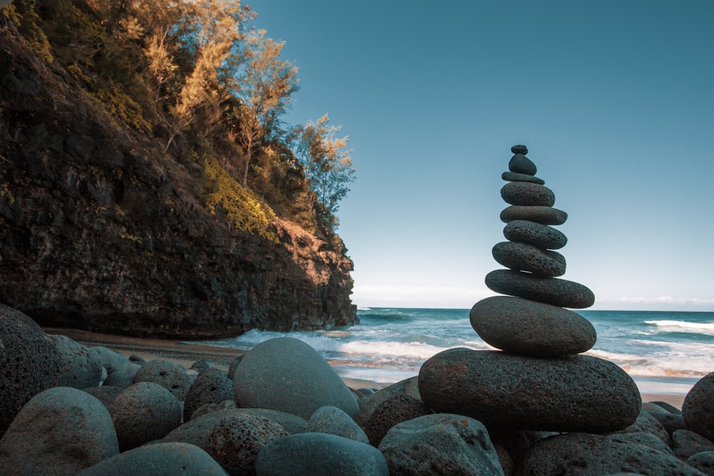 Una pila di rocce sedute sulla cima di una spiaggia