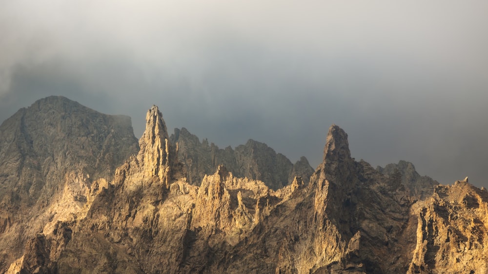 Une très haute montagne avec un fond de ciel