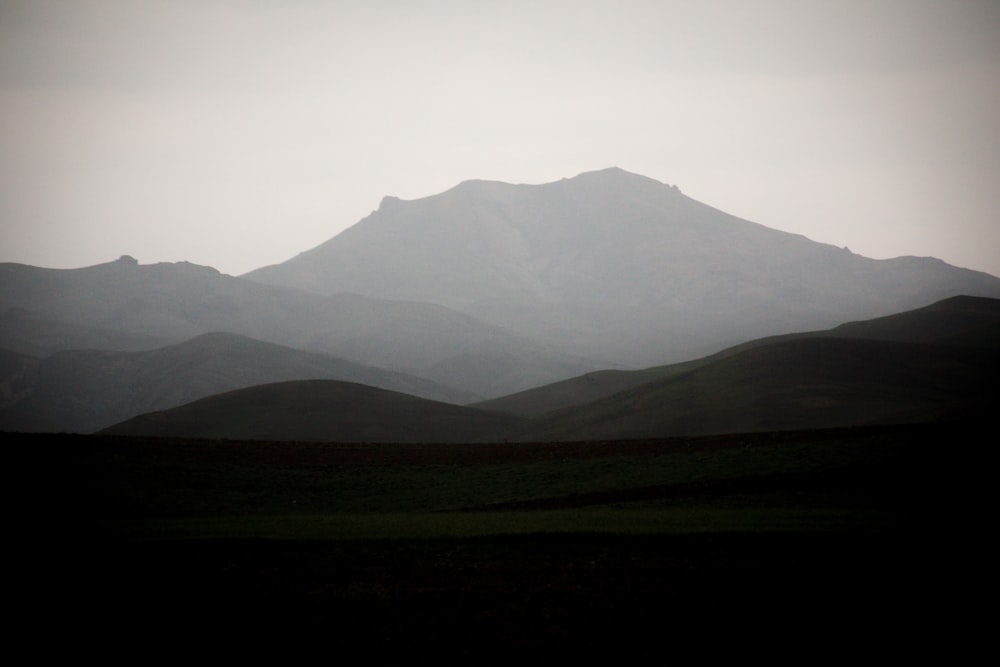 遠くに山脈を望む