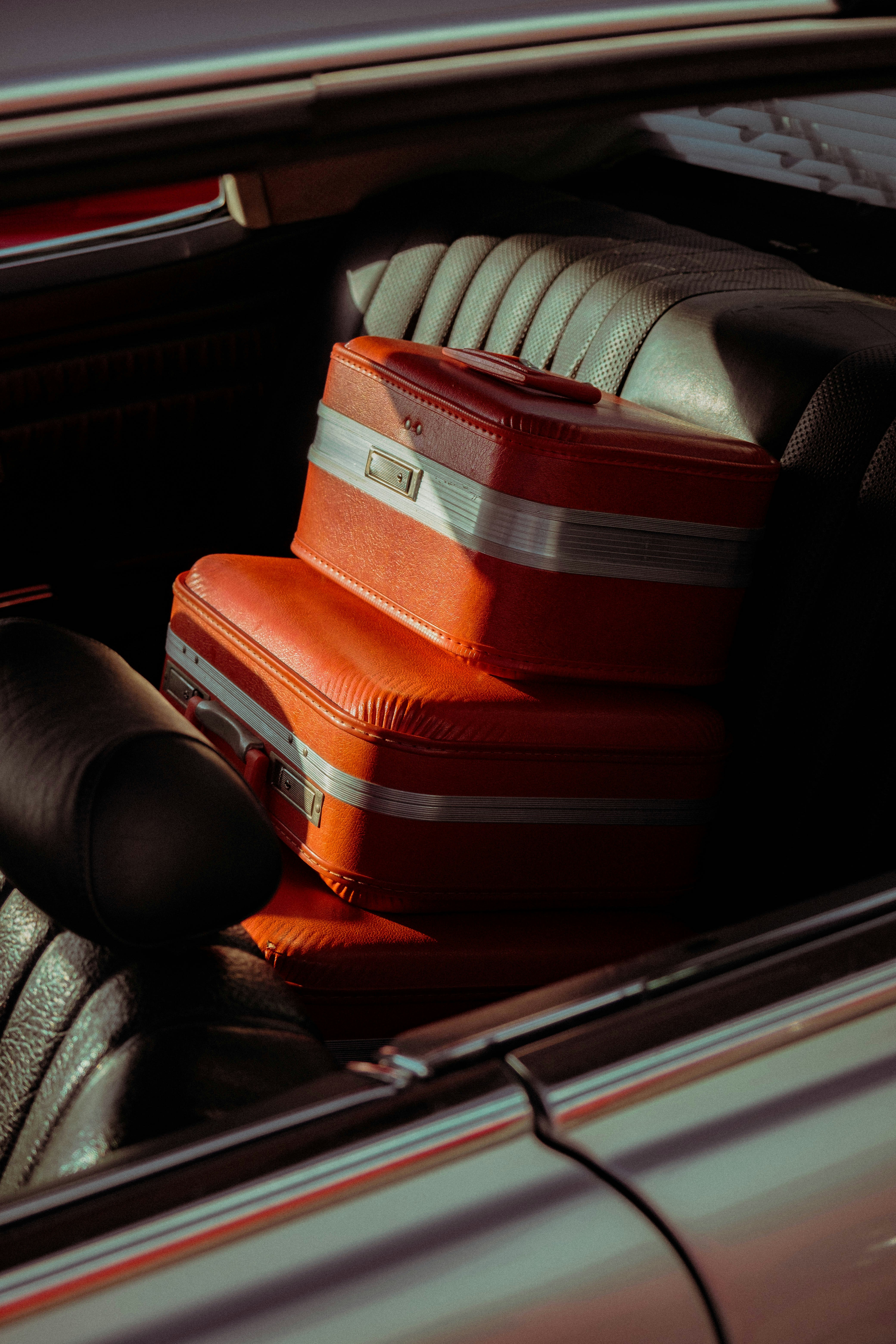 photo-1687561114588-d14619373d95?ixid=M3wxMjA3fDB8MXxzZWFyY2h8NHx8cHJvbSUyMGxpbW8lMjBwYWNrYWdlc3xlbnwwfHx8fDE3NjU0NTY1NDh8MA\u0026ixlib=rb-4.1.0