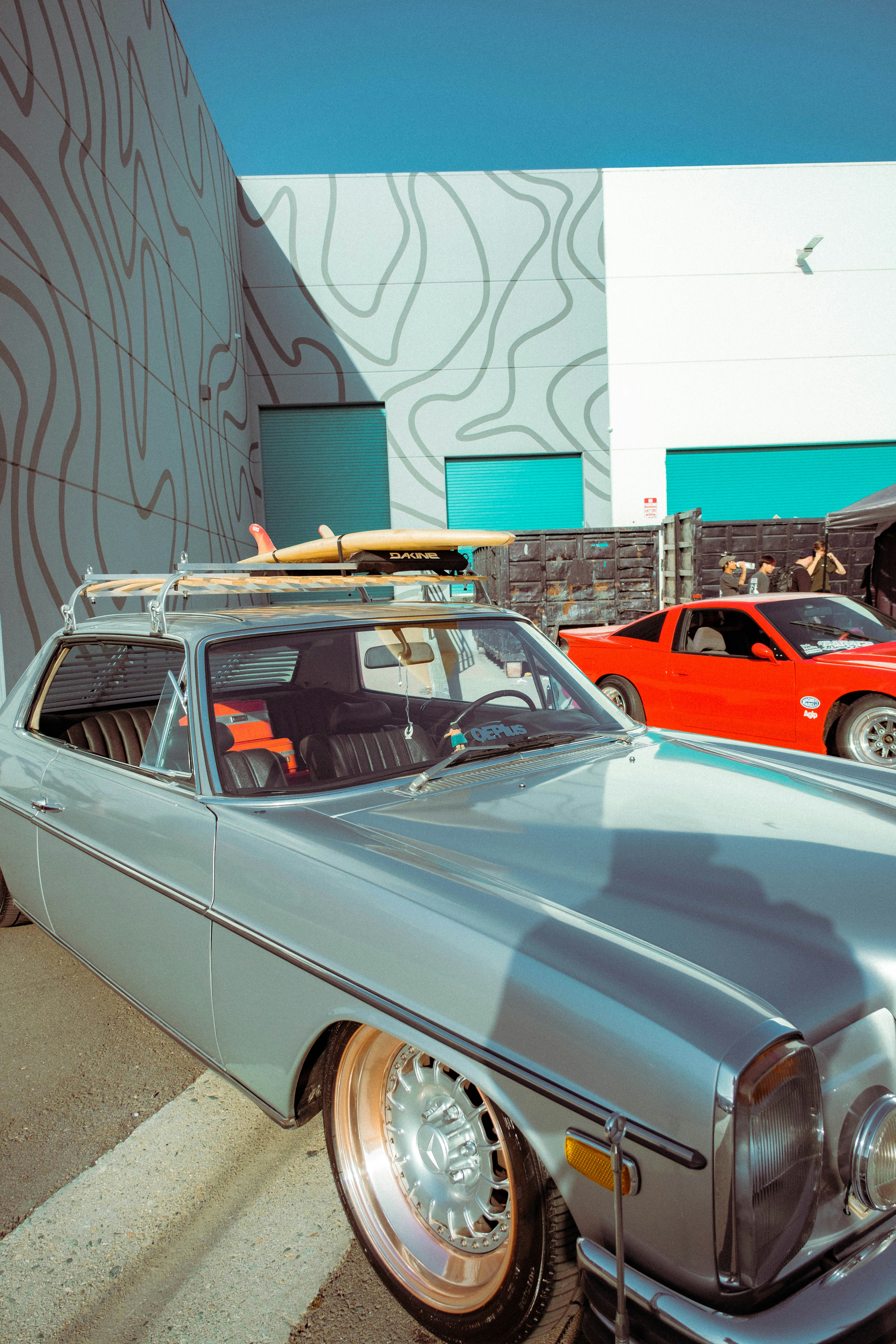 car wallpaper, aesthetic cars, vintage vehicles, modern sports cars, ilustrasi artikel Aesthetic Lock Screen Car Wallpapers for iOS 18 8