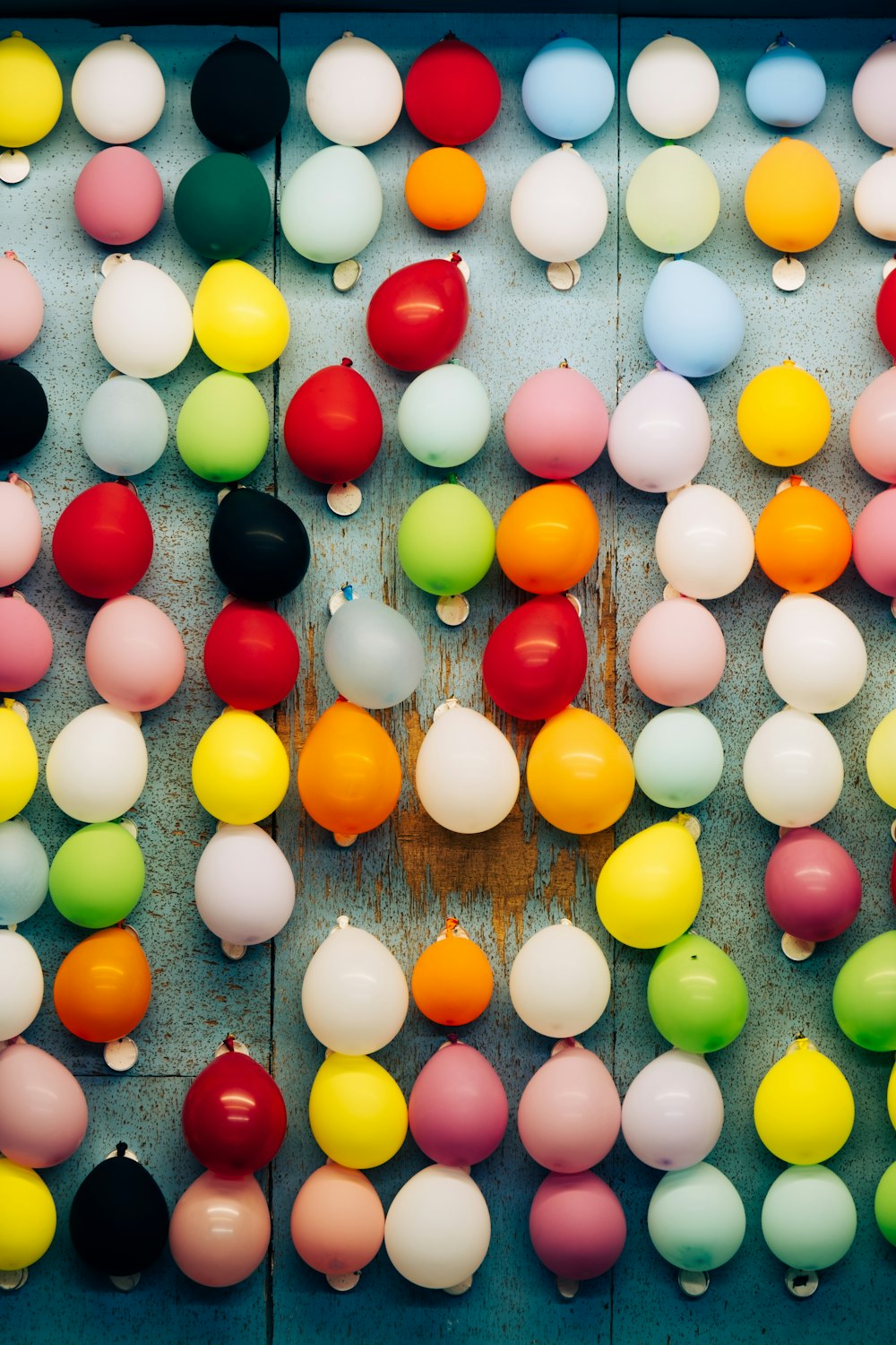 ein Haufen Luftballons, die an einer Wand hängen